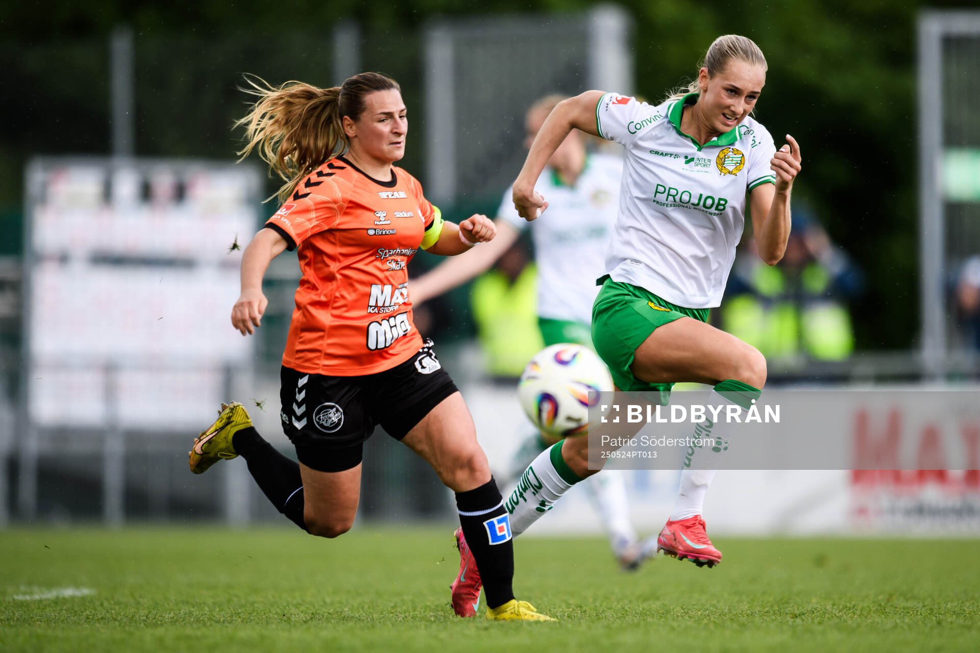 Kristianstads Emma Petrovic och Hammarbys Ellen Wangerheim under fotbollsmatchen i Damallsvenskan mellan Kristianstad och Hammarby den 24 maj 2025 i Kristianstad.