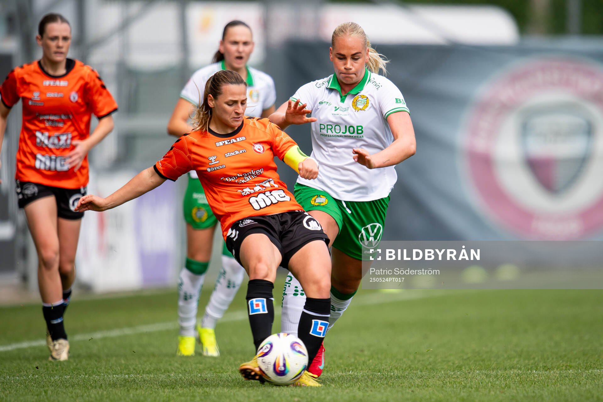 Kristianstads DFFs Emma Petrovic och Hammarbys Cathinka Tandberg under fotbollsmatchen i Damallsvenskan mellan Kristianstad och Hammarby den 24 maj 2025 i Kristianstad.