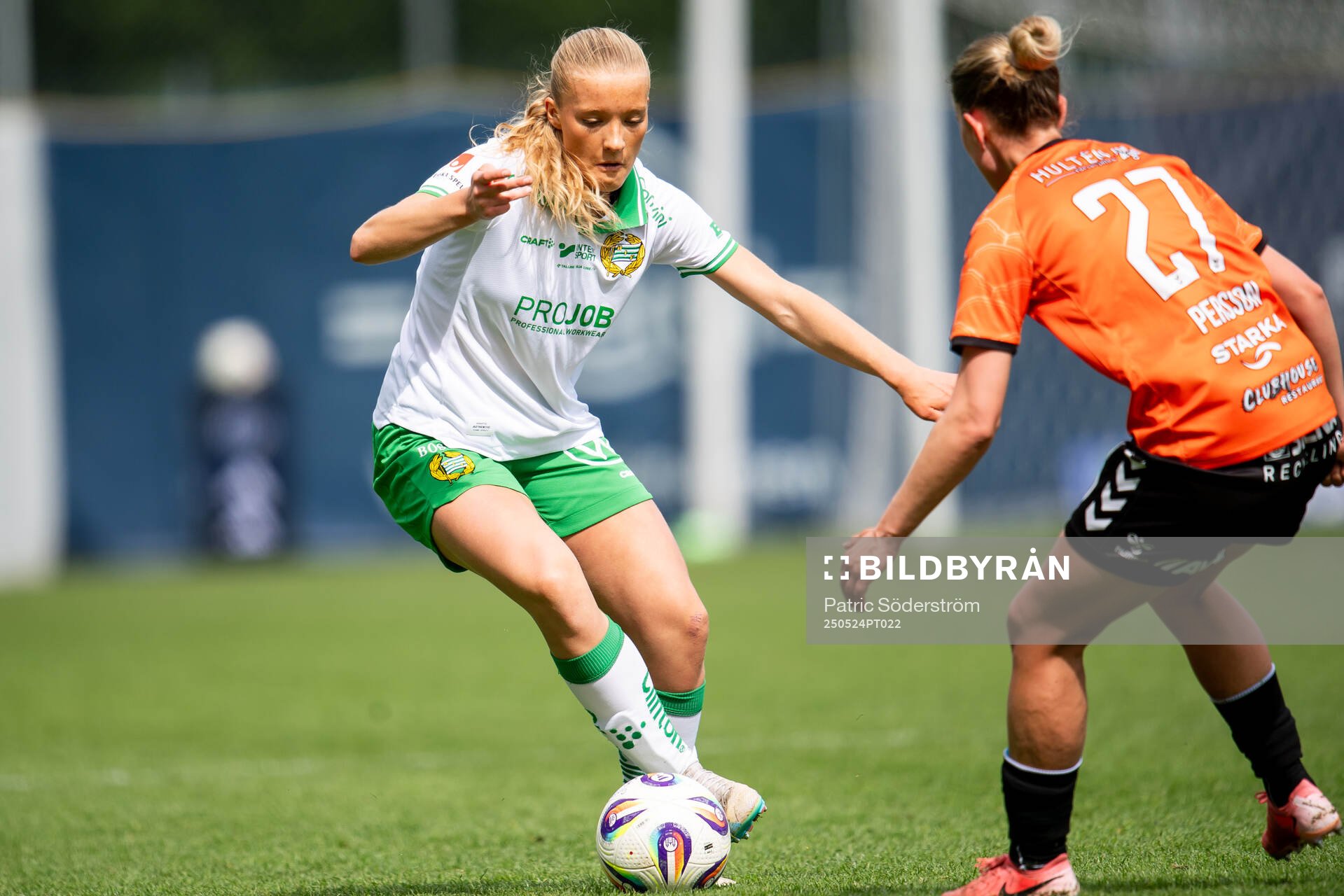 Hammarbys Smilla Holmberg och Kristianstads DFFs Viktoria Persson under fotbollsmatchen i Damallsvenskan mellan Kristianstad och Hammarby den 24 maj 2025 i Kristianstad.