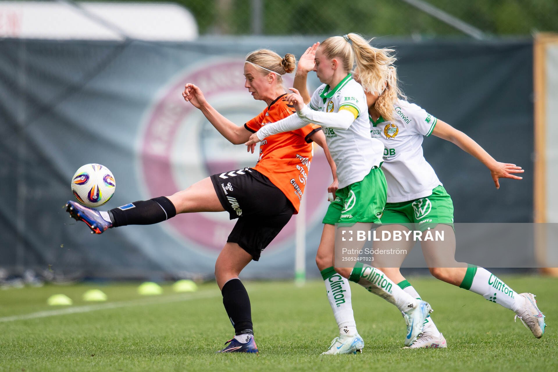 Kristianstads DFFs Katla Tryggvadottir och Hammarbys Emilie Joramo under fotbollsmatchen i Damallsvenskan mellan Kristianstad och Hammarby den 24 maj 2025 i Kristianstad.