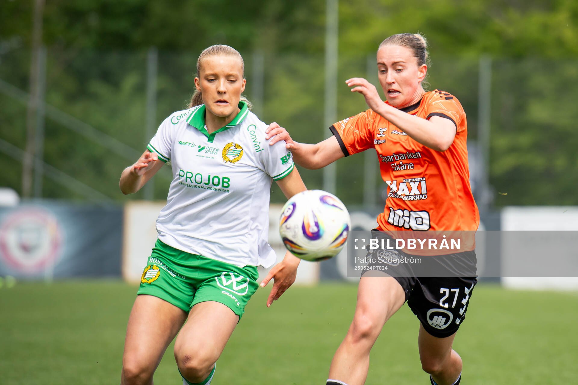 Hammarbys Smilla Holmberg och Kristianstads DFFs Viktoria Persson under fotbollsmatchen i Damallsvenskan mellan Kristianstad och Hammarby den 24 maj 2025 i Kristianstad.
