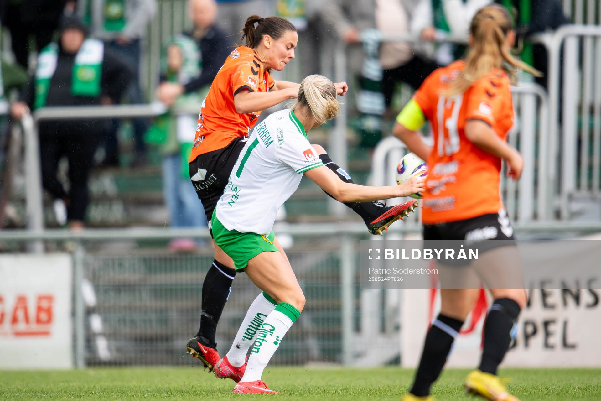 Kristianstads DFFs Alice Nilsson och Hammarbys Ellen Wangerheim under fotbollsmatchen i Damallsvenskan mellan Kristianstad och Hammarby den 24 maj 2025 i Kristianstad.
