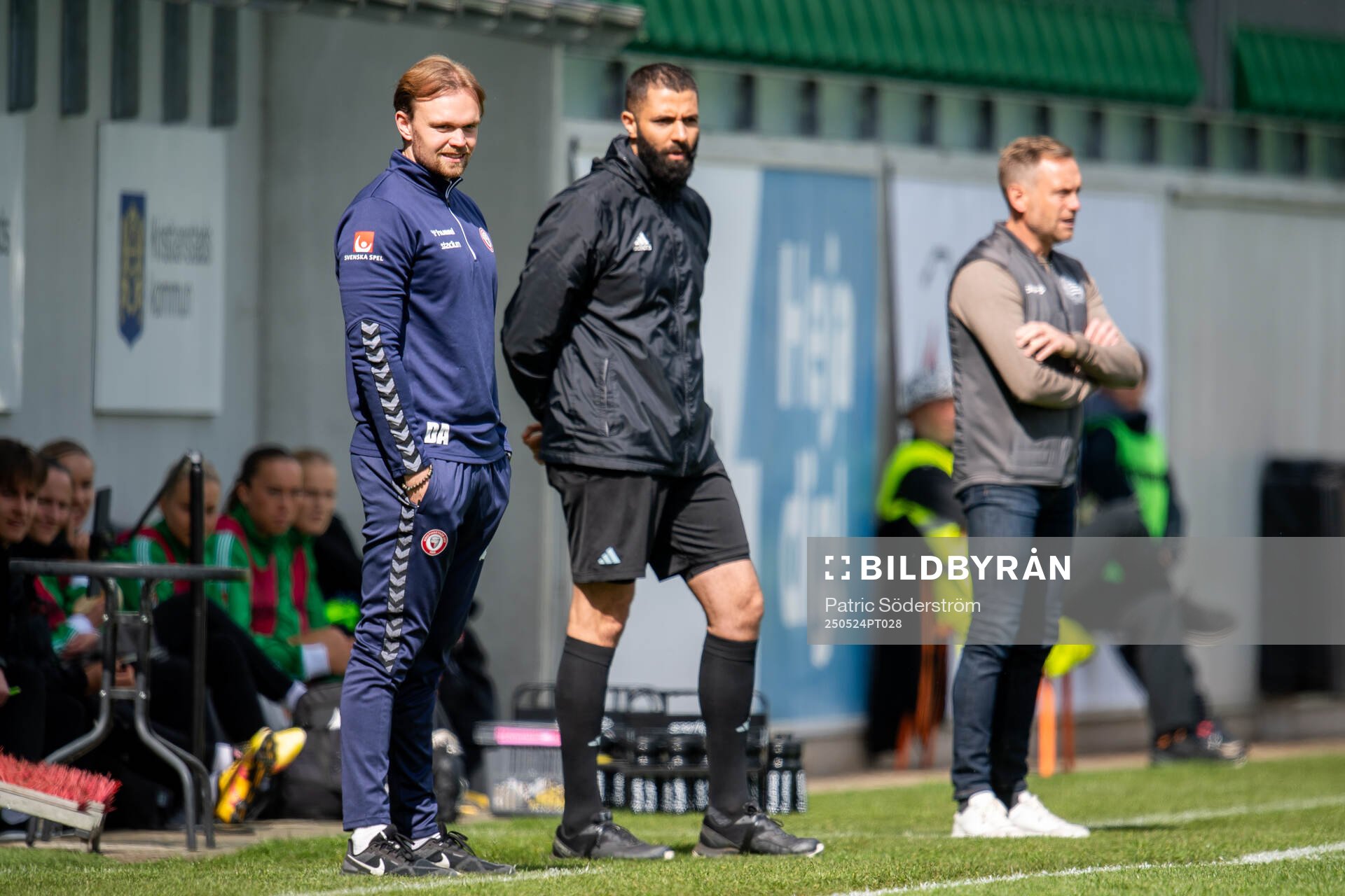 Kristianstads DFFs tränare Daniel Angergård, Ahmed Al-Kodri, fjärdedomaren, och Hammarbys tränare Martin Sjögren Mårtensson under fotbollsmatchen i Damallsvenskan mellan Kristianstad och Hammarby den 24 maj 2025 i Kristianstad.