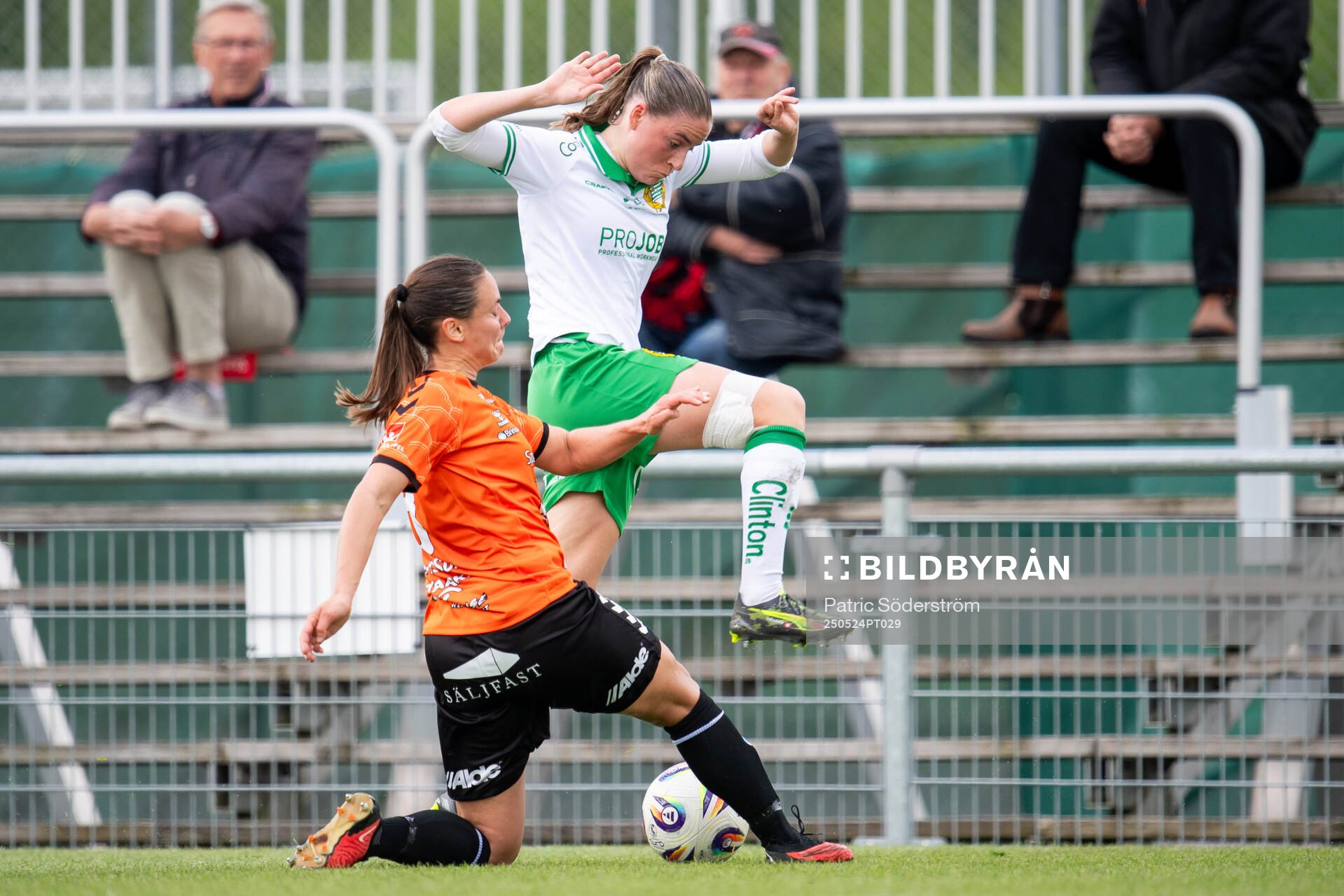 Kristianstads DFFs Alice Nilsson och Hammarbys Smilla Vallotto under fotbollsmatchen i Damallsvenskan mellan Kristianstad och Hammarby den 24 maj 2025 i Kristianstad.