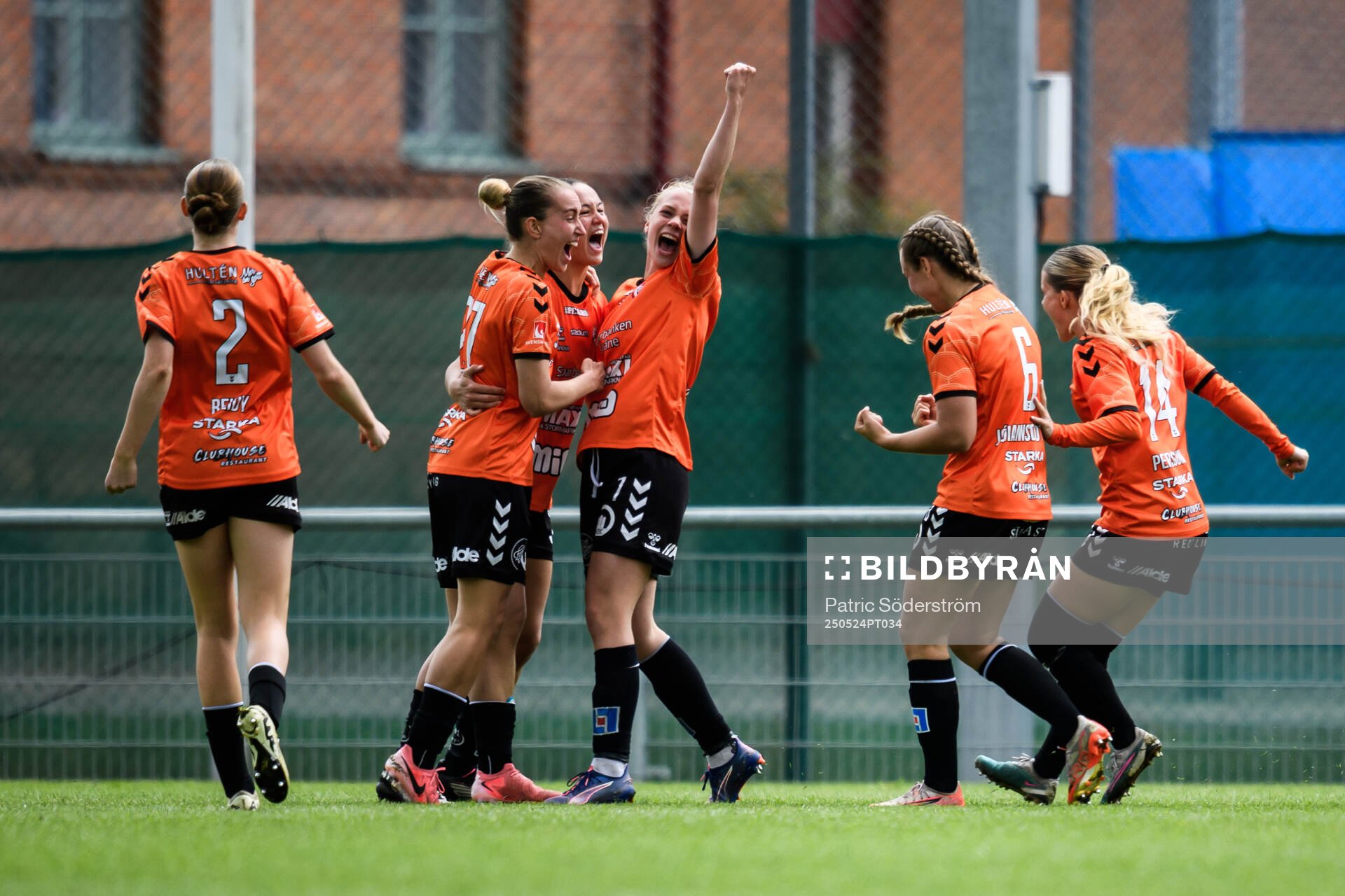 Kristianstads Amy Sayer jublar med lagkamrater efter 1-0 under fotbollsmatchen i Damallsvenskan mellan Kristianstad och Hammarby den 24 maj 2025 i Kristianstad.