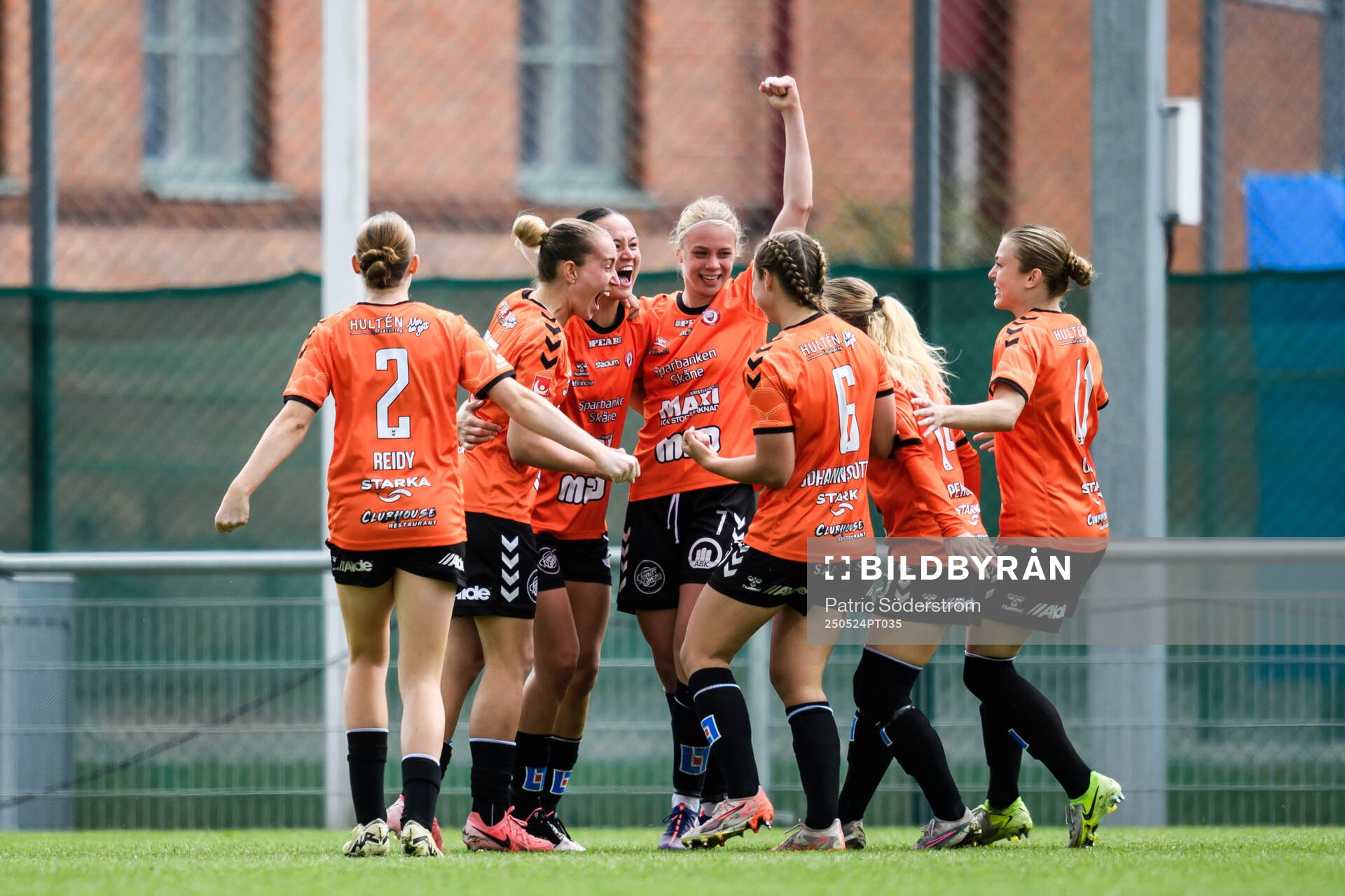 Kristianstads Amy Sayer jublar med lagkamrater efter 1-0 under fotbollsmatchen i Damallsvenskan mellan Kristianstad och Hammarby den 24 maj 2025 i Kristianstad.