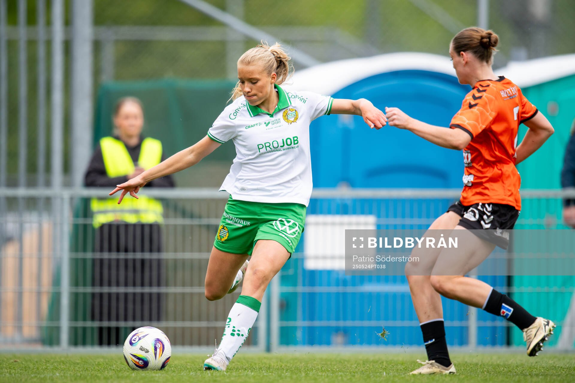 Hammarbys Smilla Holmberg och Kristianstads DFFs Sofia Reidy under fotbollsmatchen i Damallsvenskan mellan Kristianstad och Hammarby den 24 maj 2025 i Kristianstad.