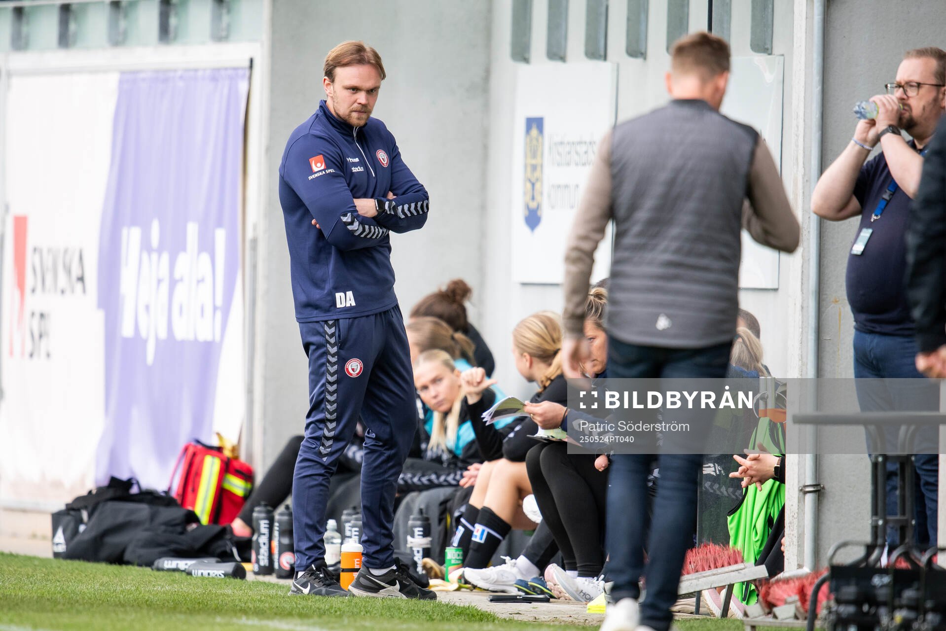 Kristianstads DFFs tränare Daniel Angergård under fotbollsmatchen i Damallsvenskan mellan Kristianstad och Hammarby den 24 maj 2025 i Kristianstad.