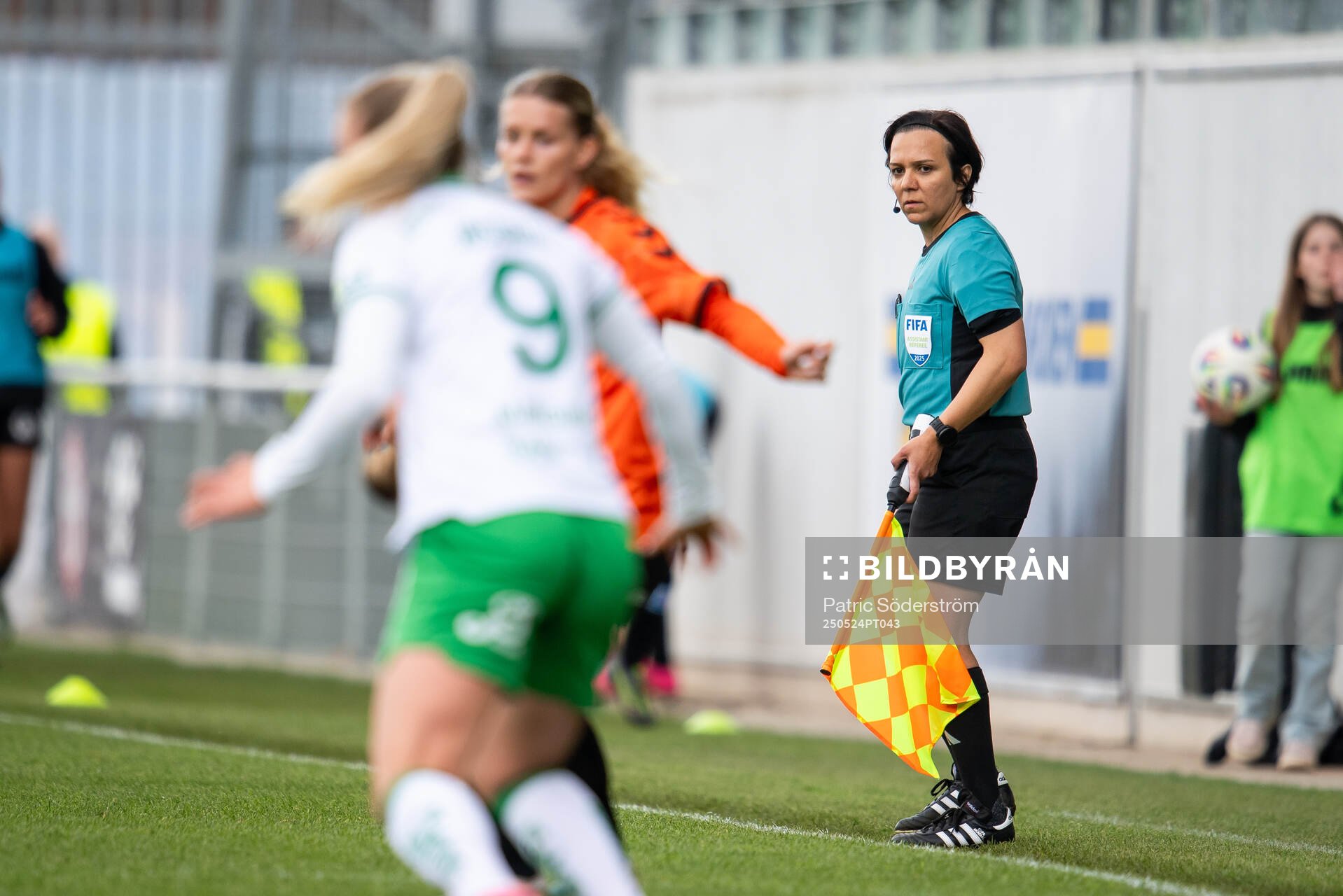 Assisterande domare Jilan Taher under fotbollsmatchen i Damallsvenskan mellan Kristianstad och Hammarby den 24 maj 2025 i Kristianstad.