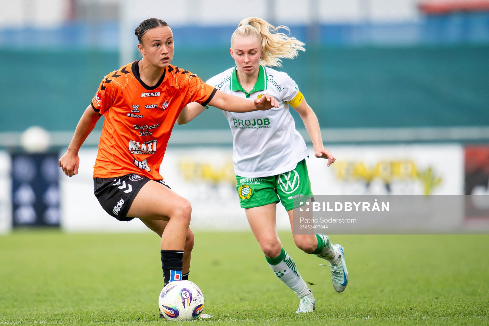 Kristianstads DFFs Amy Sayer och Hammarbys Emilie Joramo under fotbollsmatchen i Damallsvenskan mellan Kristianstad och Hammarby den 24 maj 2025 i Kristianstad.