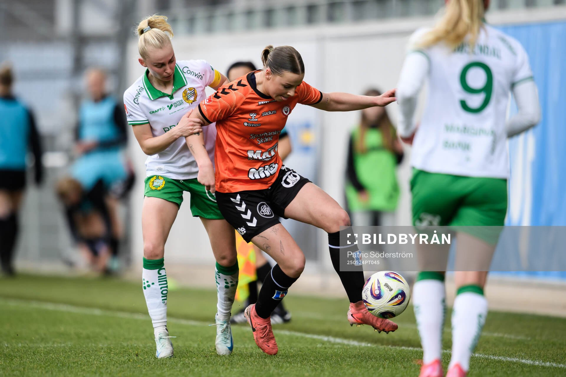 Hammarbys Emilie Joramo och Kristianstads Alice Egnér under fotbollsmatchen i Damallsvenskan mellan Kristianstad och Hammarby den 24 maj 2025 i Kristianstad.