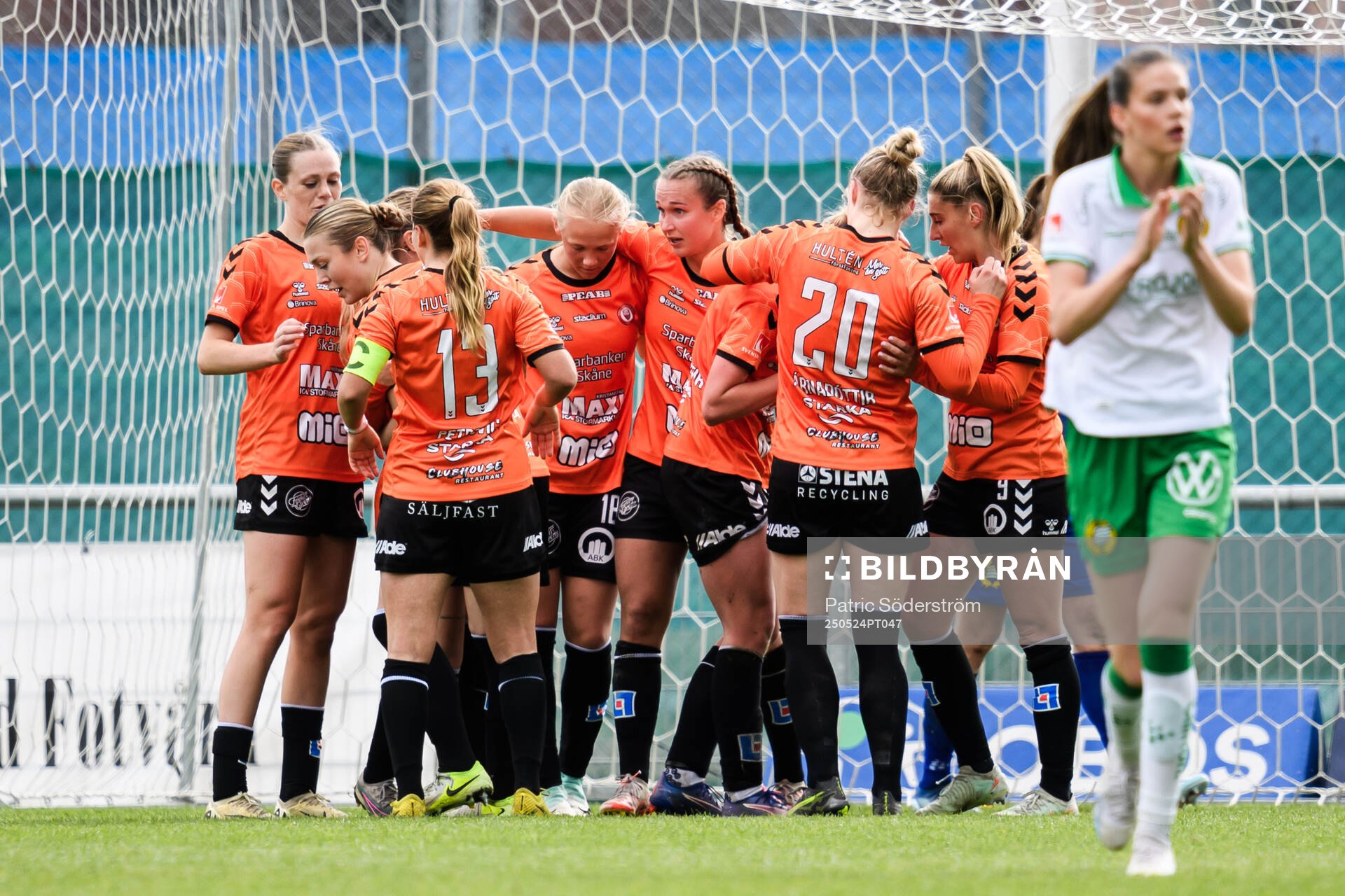 Kristianstads Katla Tryggvadottir jublar med lagkamrater efter 2-0 under fotbollsmatchen i Damallsvenskan mellan Kristianstad och Hammarby den 24 maj 2025 i Kristianstad.