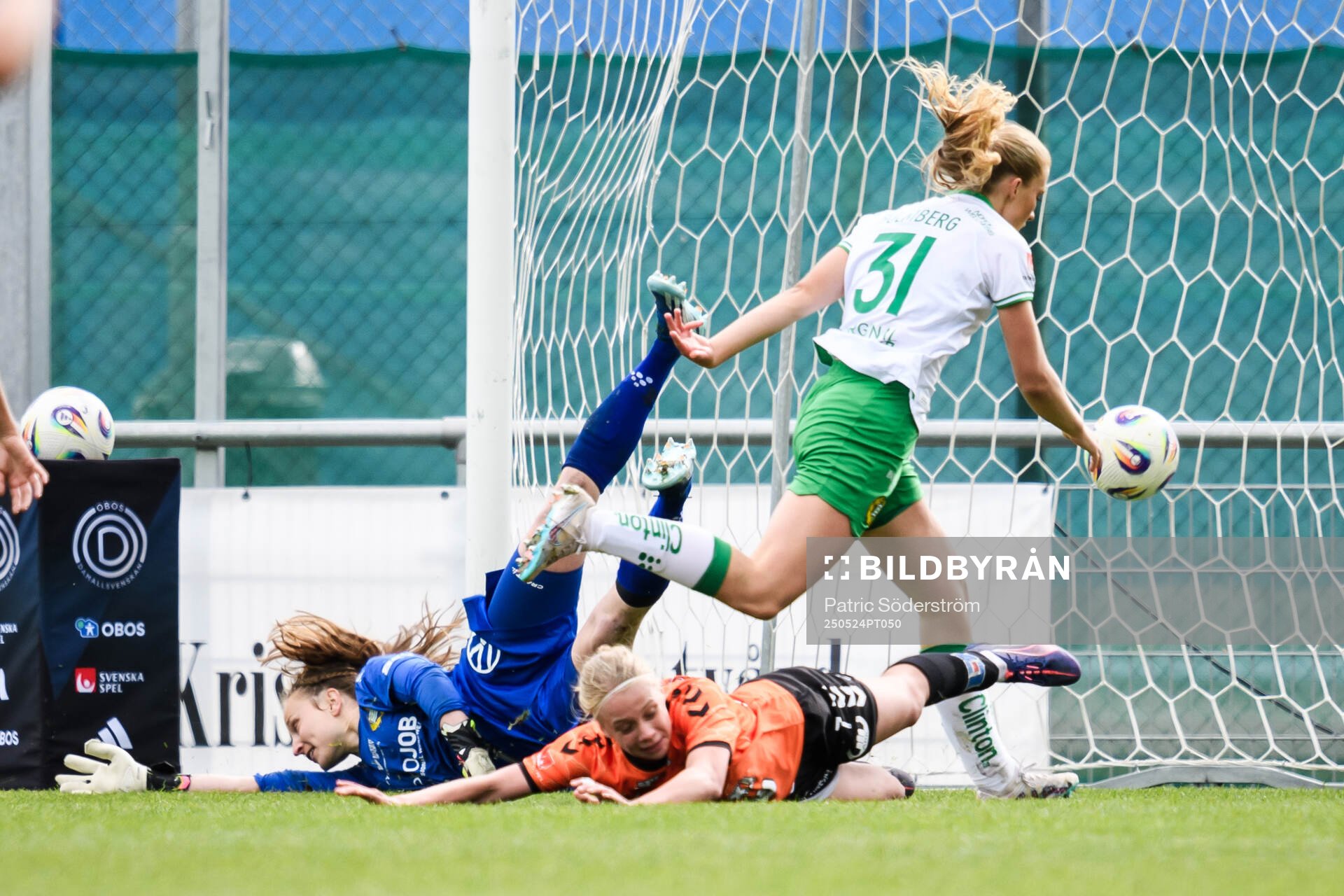 Kristianstads Katla Tryggvadottir gör 2-0 på Hammarbys målvakt Anna Tamminen under fotbollsmatchen i Damallsvenskan mellan Kristianstad och Hammarby den 24 maj 2025 i Kristianstad.