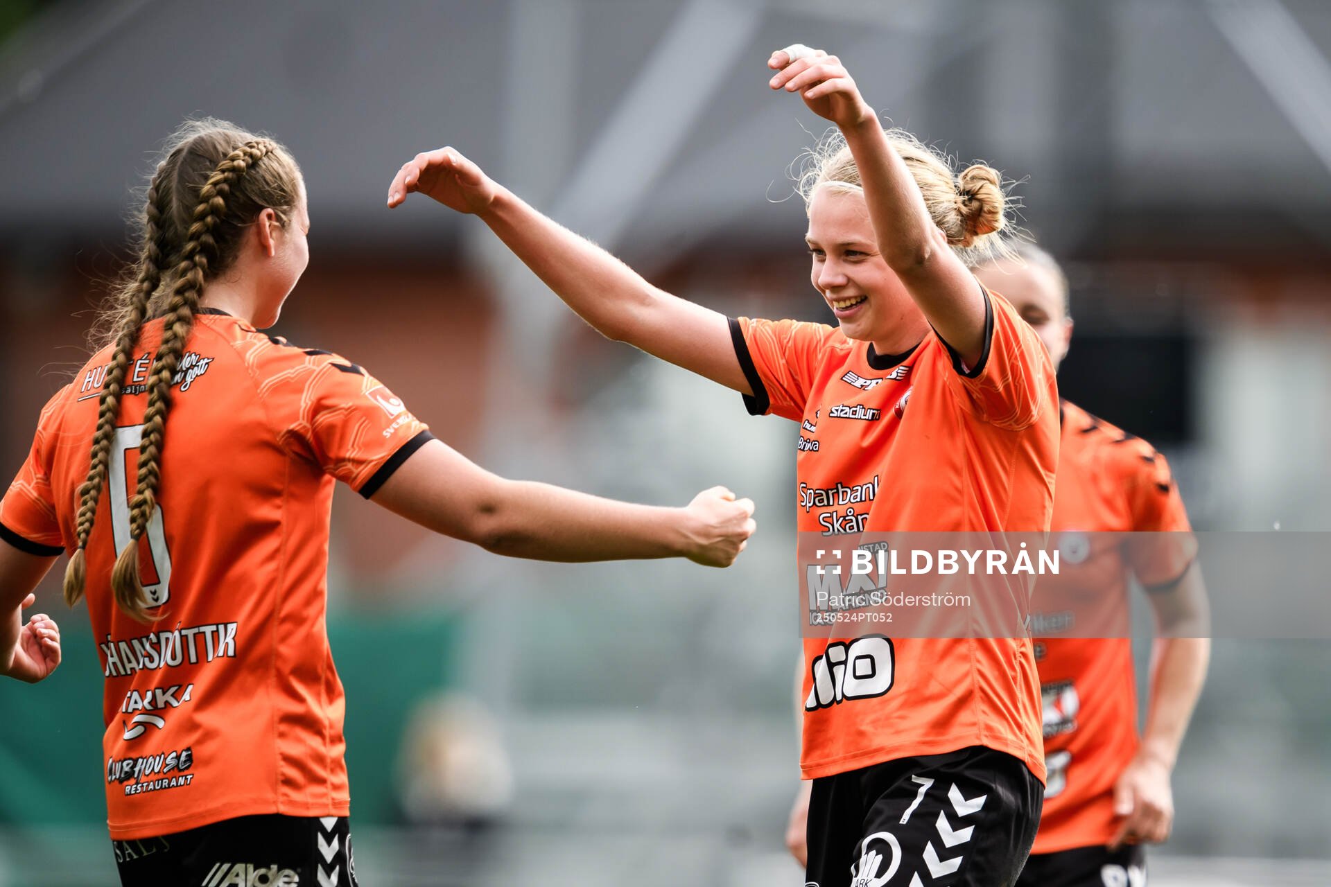 Kristianstads Alexandra Johannsdottir och Katla Tryggvadottir jublar efter fotbollsmatchen i Damallsvenskan mellan Kristianstad och Hammarby den 24 maj 2025 i Kristianstad.