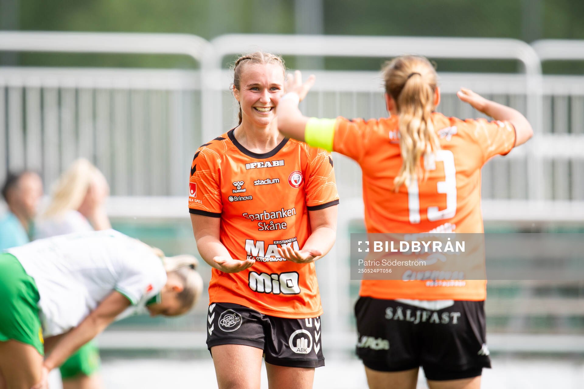 Kristianstads DFFs Alexandra Jóhannsdóttir och Emma Petrovic jublar under fotbollsmatchen i Damallsvenskan mellan Kristianstad och Hammarby den 24 maj 2025 i Kristianstad.