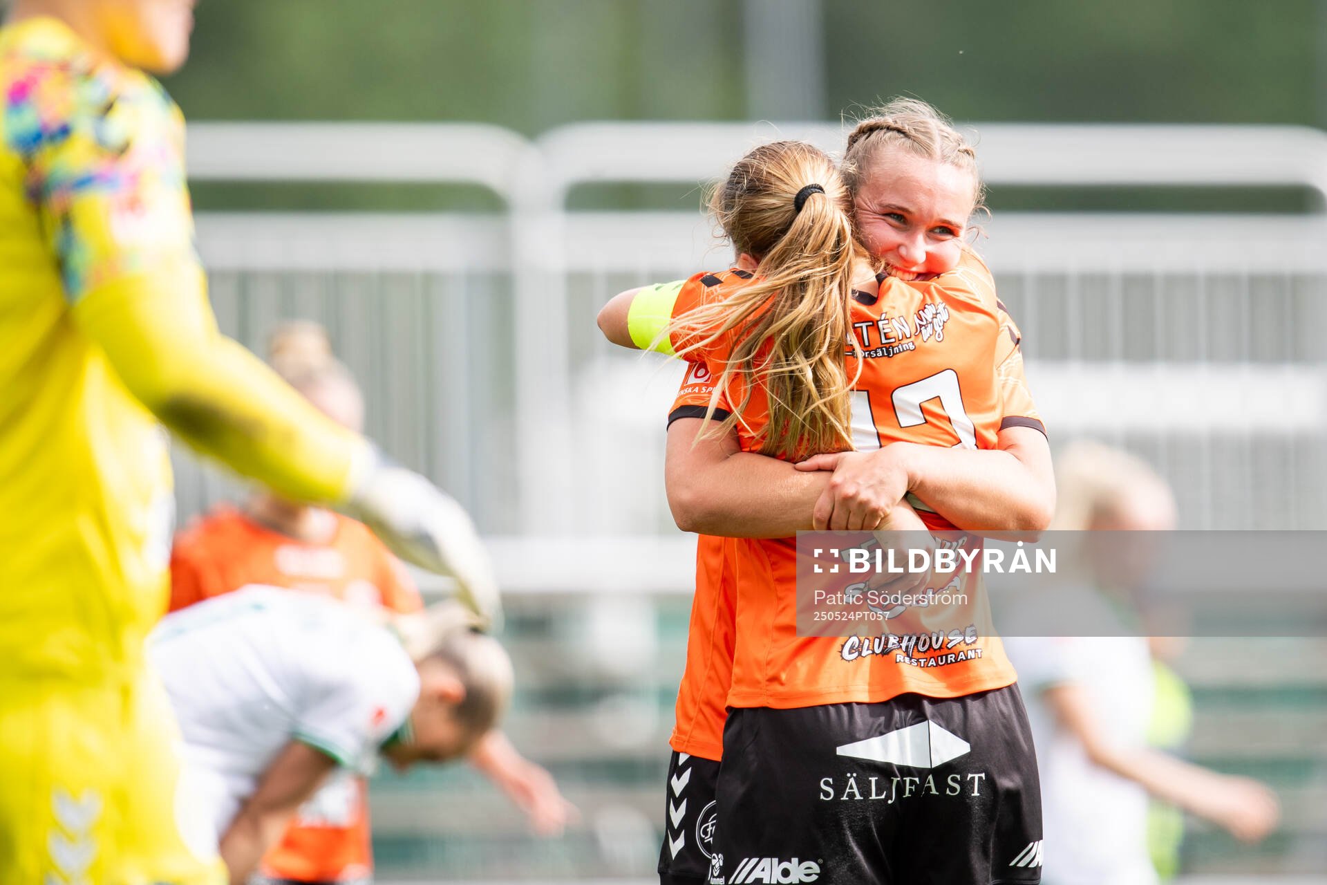 Kristianstads DFFs Alexandra Jóhannsdóttir och lagkapten Emma Petrovic firar under fotbollsmatchen i Damallsvenskan mellan Kristianstad och Hammarby den 24 maj 2025 i Kristianstad.