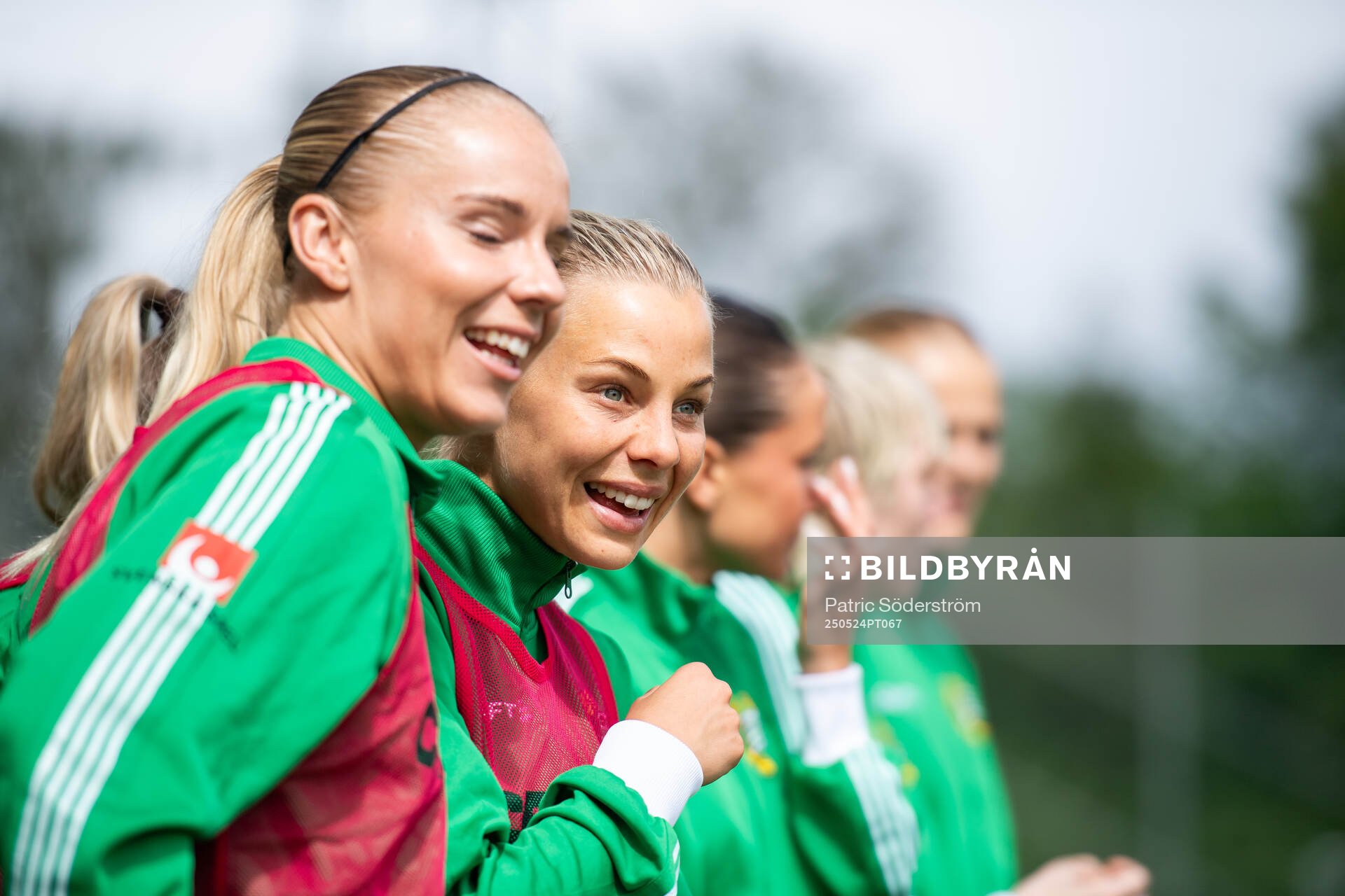 Lotta Ökvist och Stina Lennartsson under fotbollsmatchen i Damallsvenskan mellan Kristianstad och Hammarby den 24 maj 2025 i Kristianstad.