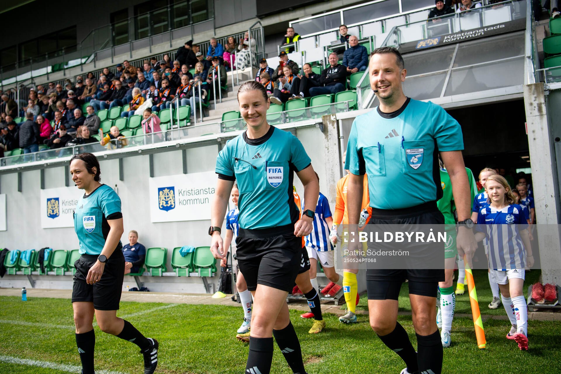 Assisterande domare Jilan Taher, domare Lovisa Johansson och assisterande domare Magnus Blennersjö,, inför fotbollsmatchen i Damallsvenskan mellan Kristianstad och Hammarby den 24 maj 2025 i Kristianstad.
