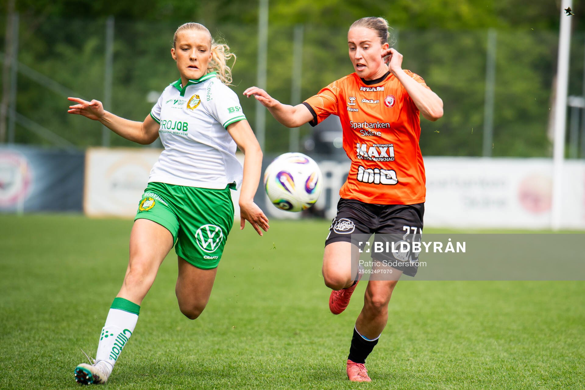 Hammarbys Smilla Holmberg och Kristianstads DFFs Viktoria Persson under fotbollsmatchen i Damallsvenskan mellan Kristianstad och Hammarby den 24 maj 2025 i Kristianstad.