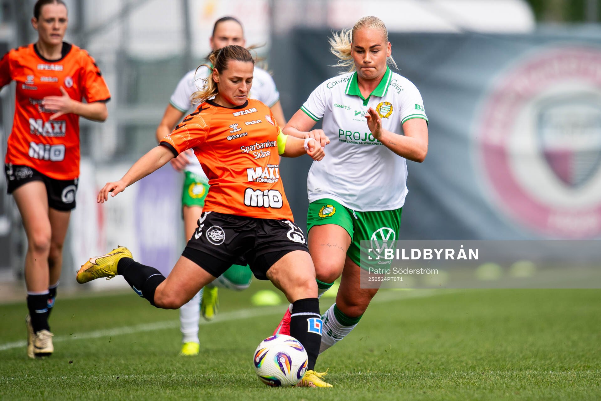 Kristianstads DFFs Emma Petrovic och Hammarbys lagkapten Emilie Joramo under fotbollsmatchen i Damallsvenskan mellan Kristianstad och Hammarby den 24 maj 2025 i Kristianstad.
