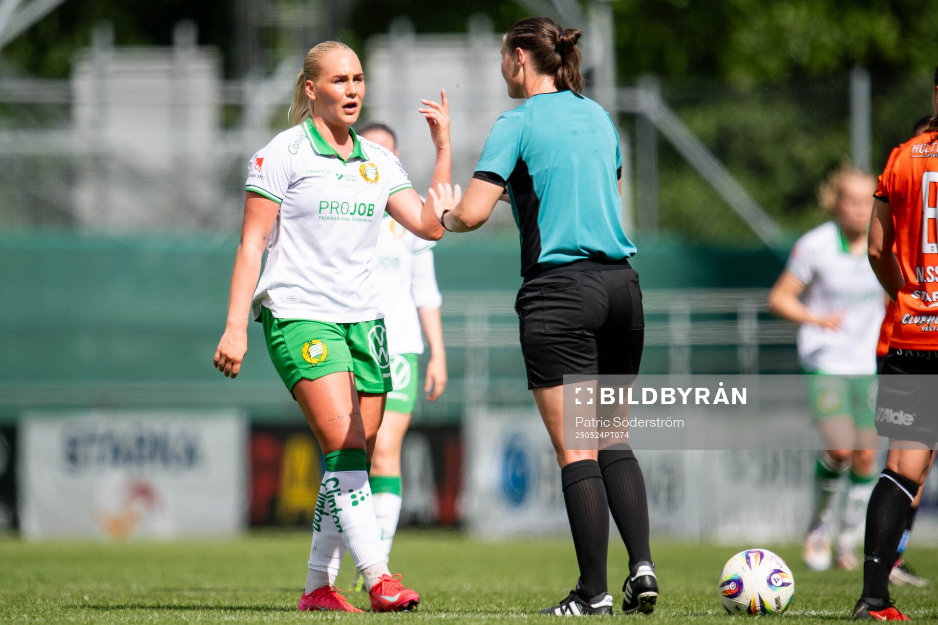 Hammarbys Cathinka Tandberg och domare Lovisa Johansson under fotbollsmatchen i Damallsvenskan mellan Kristianstad och Hammarby den 24 maj 2025 i Kristianstad.