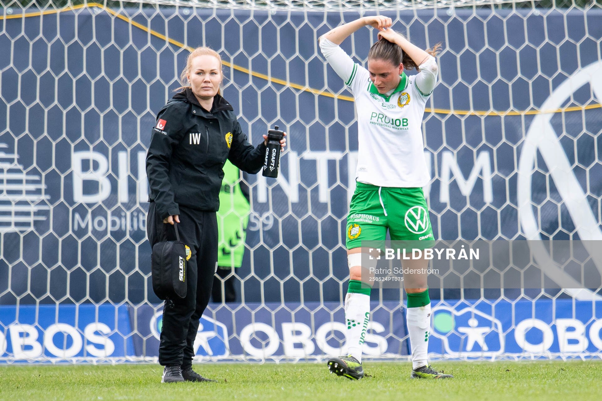 Hammarbys Ida Wiberg, fysioterapeut och Smilla Vallotto under fotbollsmatchen i Damallsvenskan mellan Kristianstad och Hammarby den 24 maj 2025 i Kristianstad.