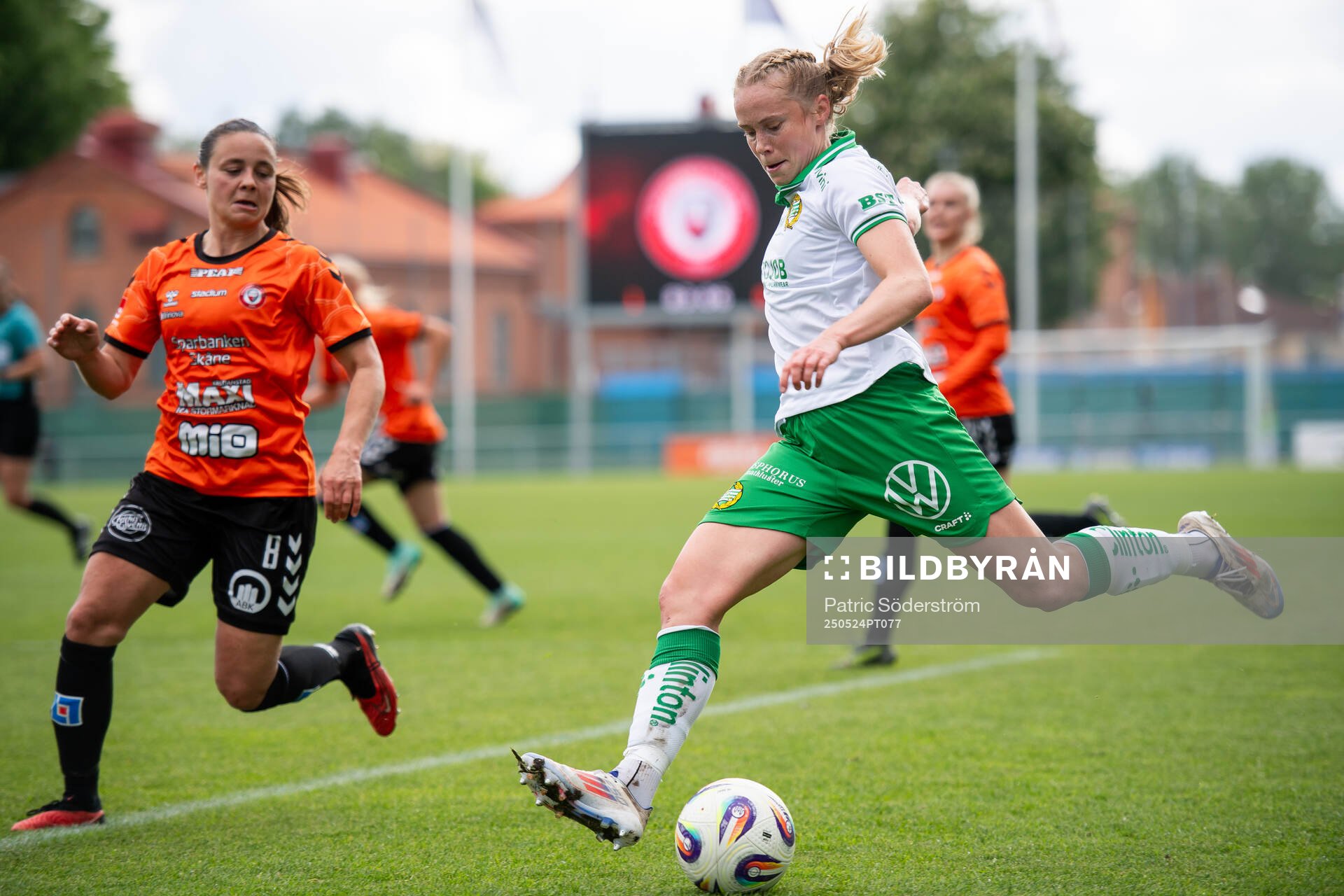Kristianstads DFFs Alice Nilsson och Hammarbys Julie Blakstad under fotbollsmatchen i Damallsvenskan mellan Kristianstad och Hammarby den 24 maj 2025 i Kristianstad.