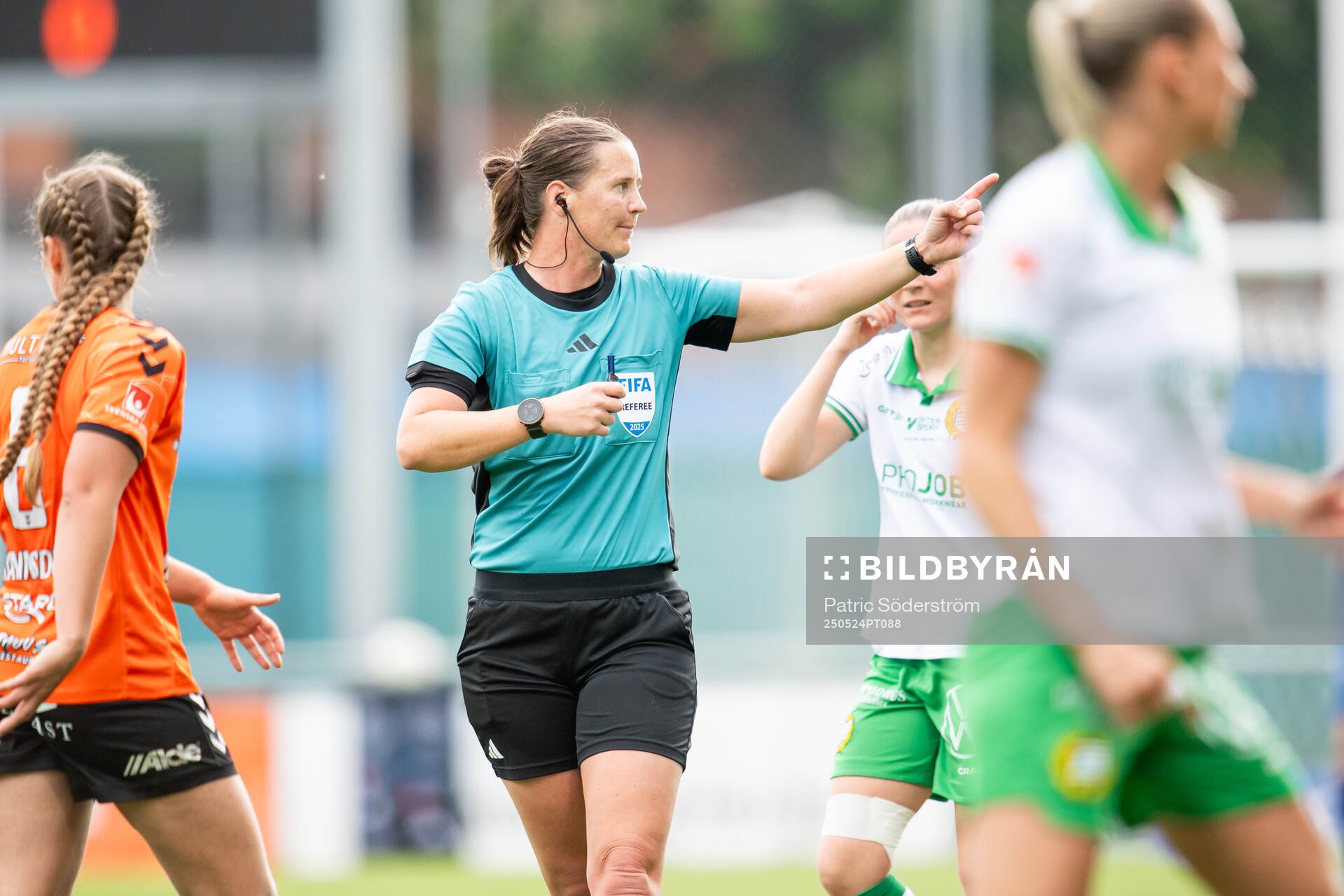 Domare Lovisa Johansson under fotbollsmatchen i Damallsvenskan mellan Kristianstad och Hammarby den 24 maj 2025 i Kristianstad.