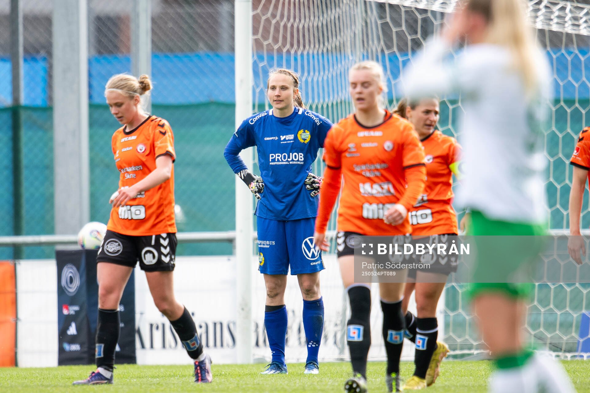Hammarbys målvakt Anna Tamminen deppar