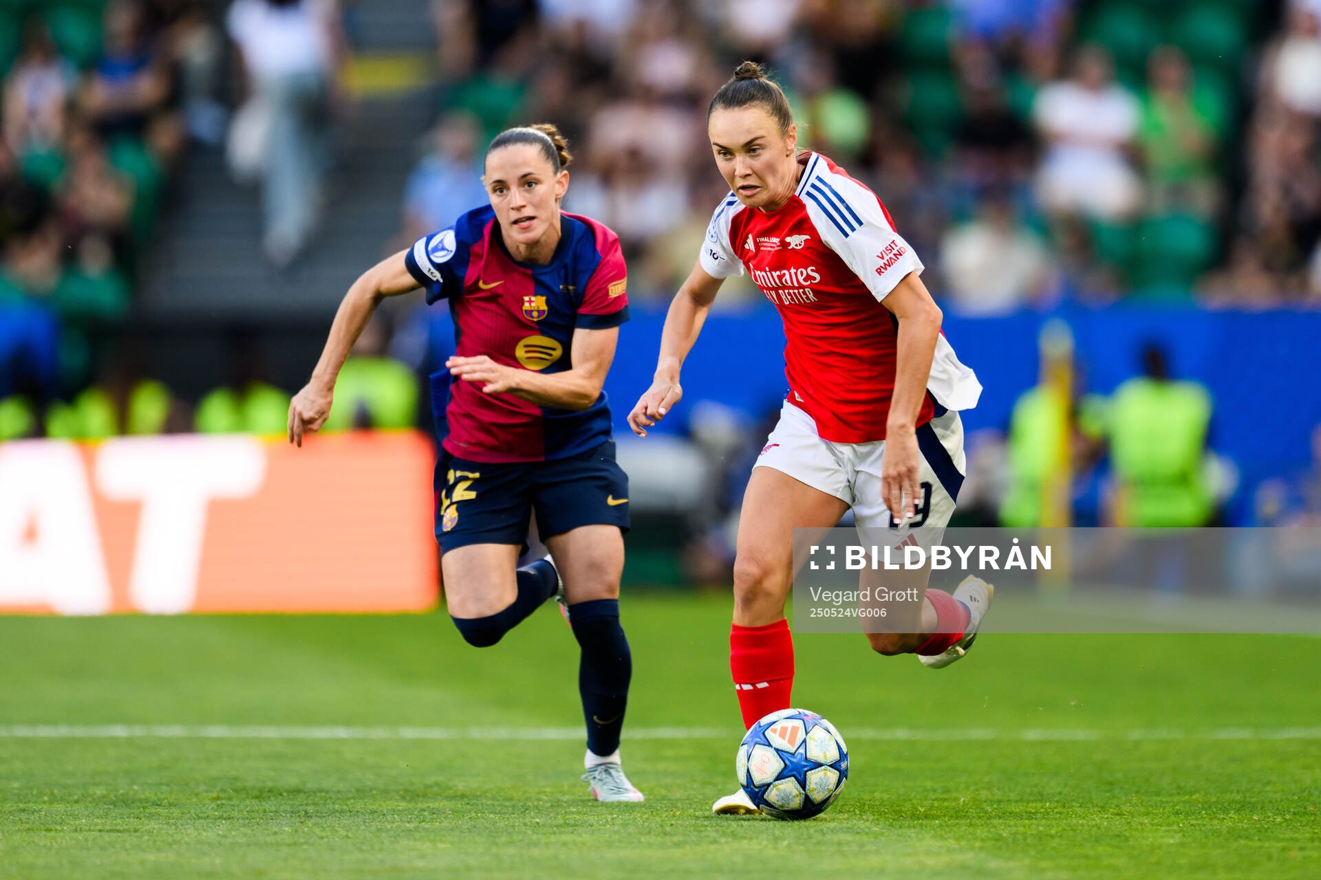 Ona Batlle of Barcelona and Caitlin Ford of Arsenal during the UEFA Women's Champions League final match between Arsenal and Barcelona on May 24, 2025 in Lisbon.