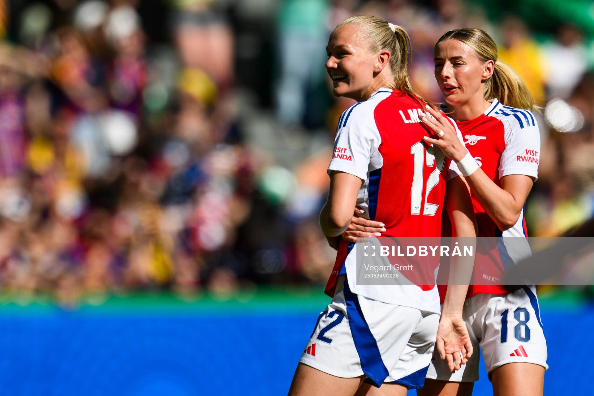 Frida Maanum and Chloe Kelly of Arsenal during the UEFA Women's Champions League final match between Arsenal and Barcelona on May 24, 2025 in Lisbon.