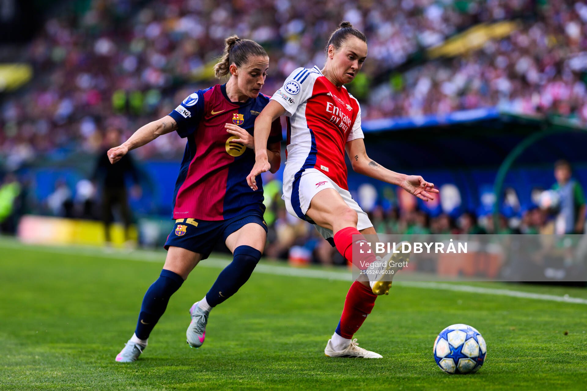 Ona Batlle of Barcelona and Caitlin Ford of Arsenal during the UEFA Women's Champions League final match between Arsenal and Barcelona on May 24, 2025 in Lisbon.