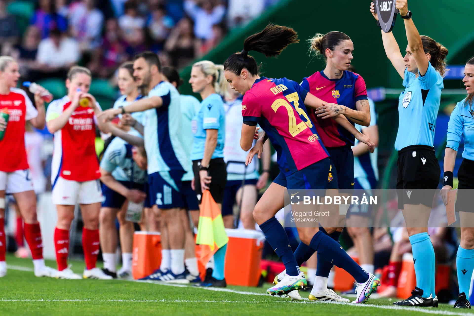 Ingrid Syrstad Engen of Barcelona changes with Maria Leon