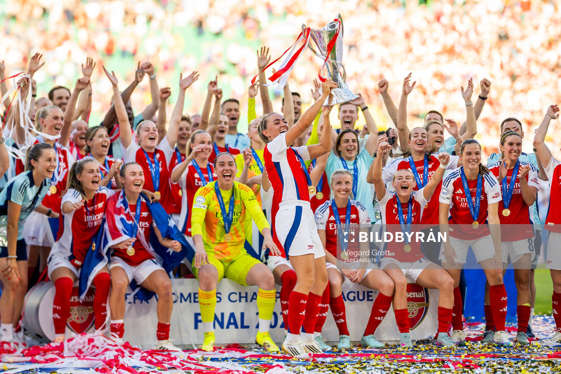 Katie McCabe, head coach Renée Slegers and players of Arsenal celebrate with the trophy after the UEFA Women's Champions League final match between Arsenal and Barcelona on May 24, 2025 in Lisbon.