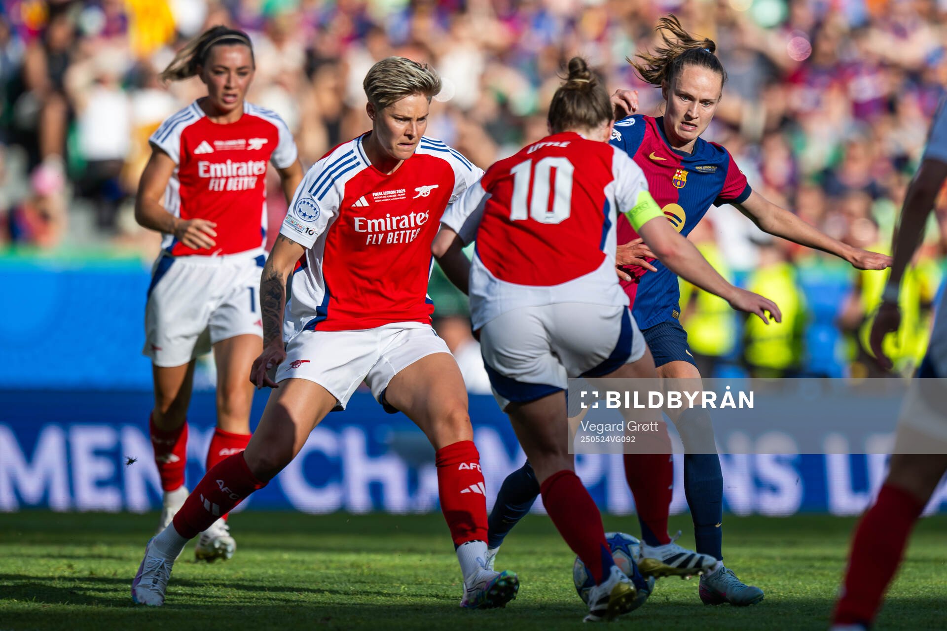 Lina Hurtig of Arsenal and Caroline Graham Hansen of Barcelona during the UEFA Women's Champions League final match between Arsenal and Barcelona on May 24, 2025 in Lisbon.