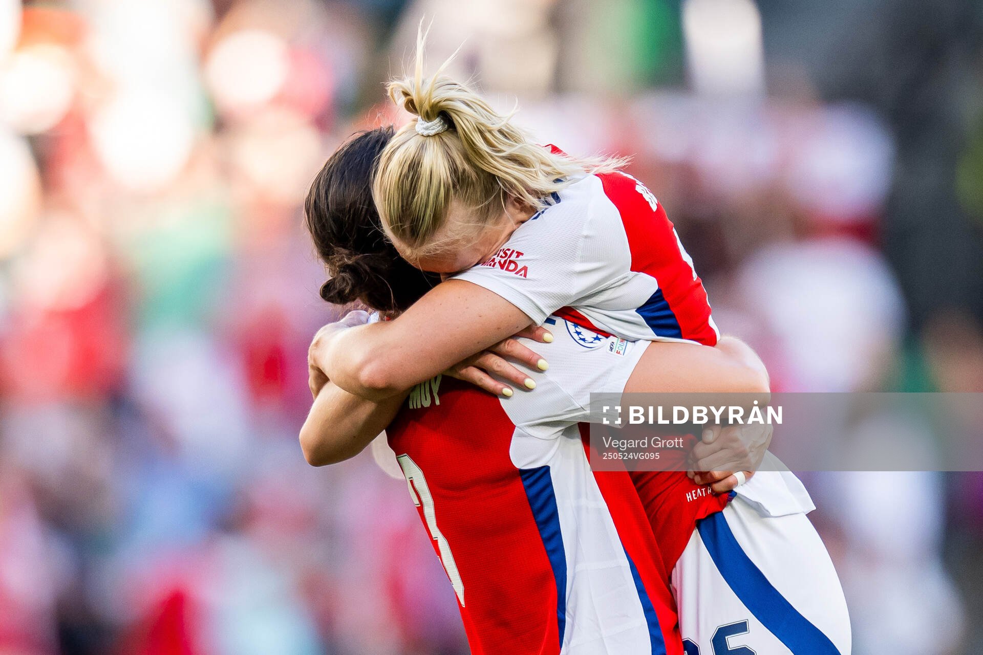 Lotte Wubben-Moy and Stina Blackstenius of Arsenal celebrate