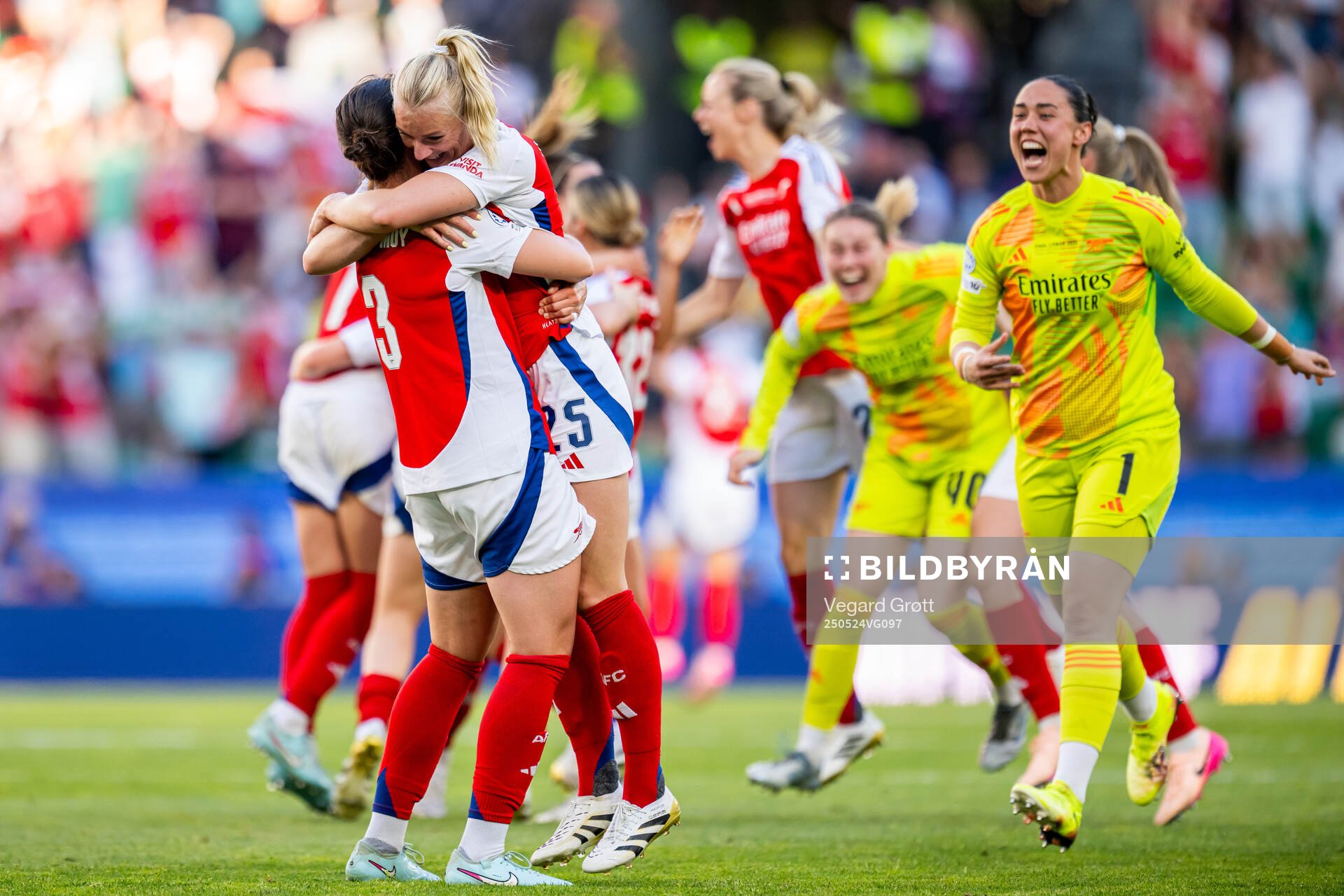 Lotte Wubben-Moy, Stina Blackstenius and players of Arsenal celebrate after the UEFA Women's Champions League final match between Arsenal and Barcelona on May 24, 2025 in Lisbon.