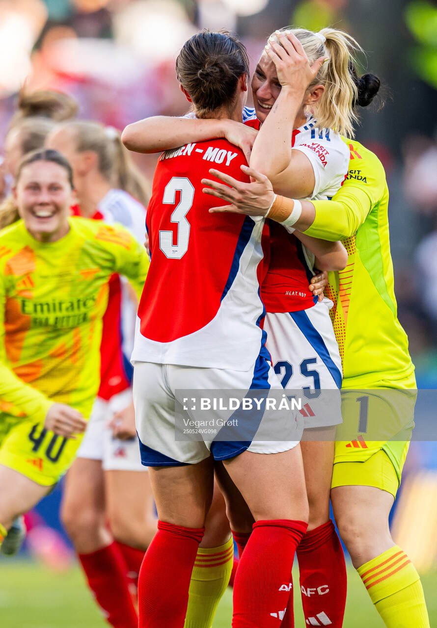 Lotte Wubben-Moy, Stina Blackstenius and players of Arsenal