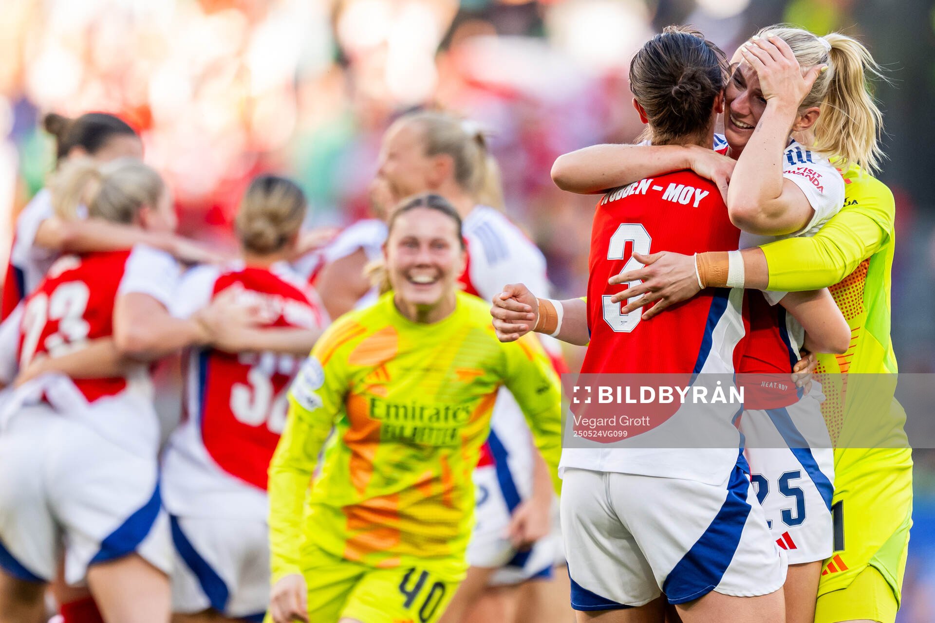 Lotte Wubben-Moy, Stina Blackstenius and players of Arsenal