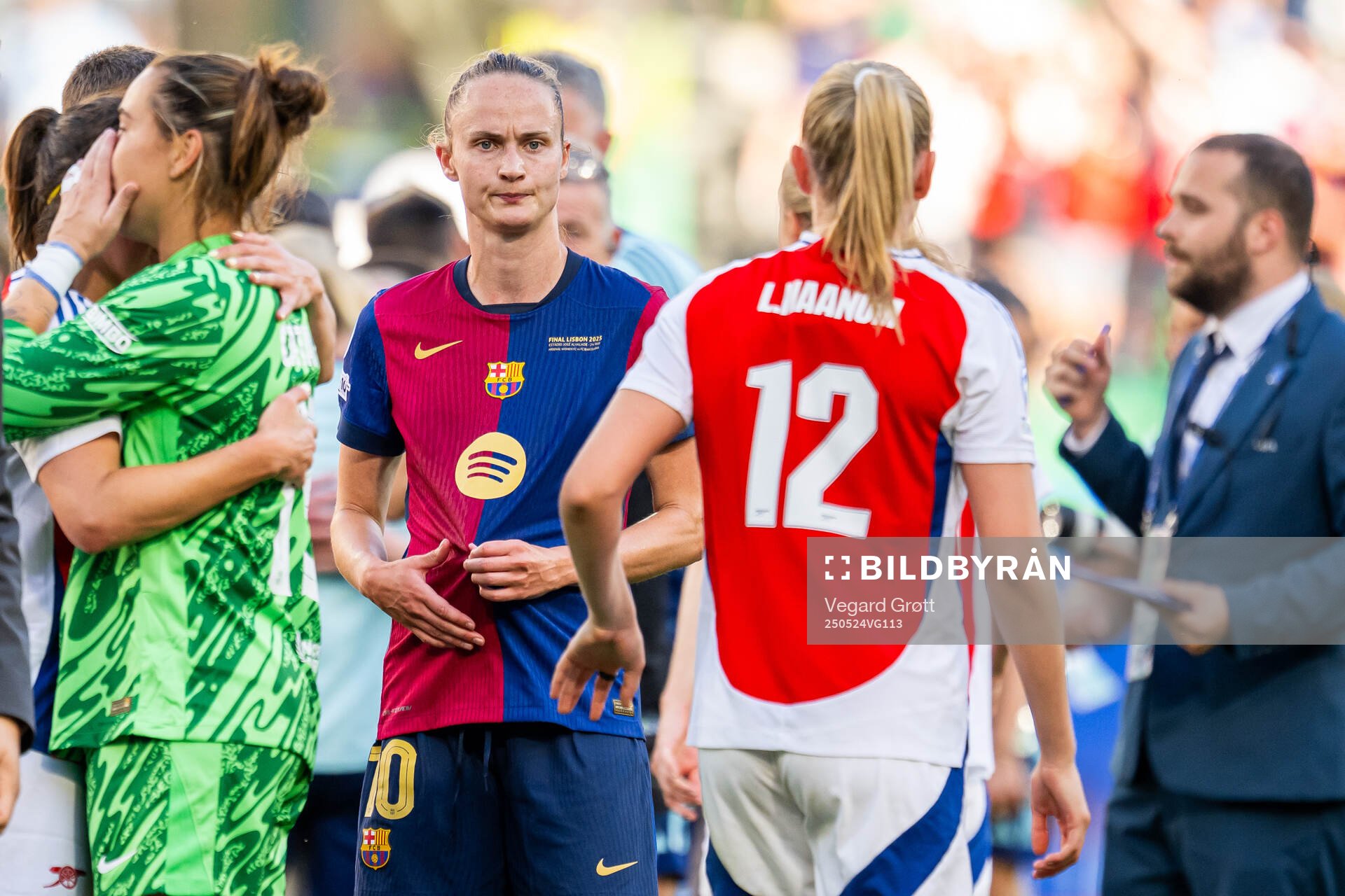 Caroline Graham Hansen of Barcelona and Frida Maanum of Arsenal after the UEFA Women's Champions League final match between Arsenal and Barcelona on May 24, 2025 in Lisbon.