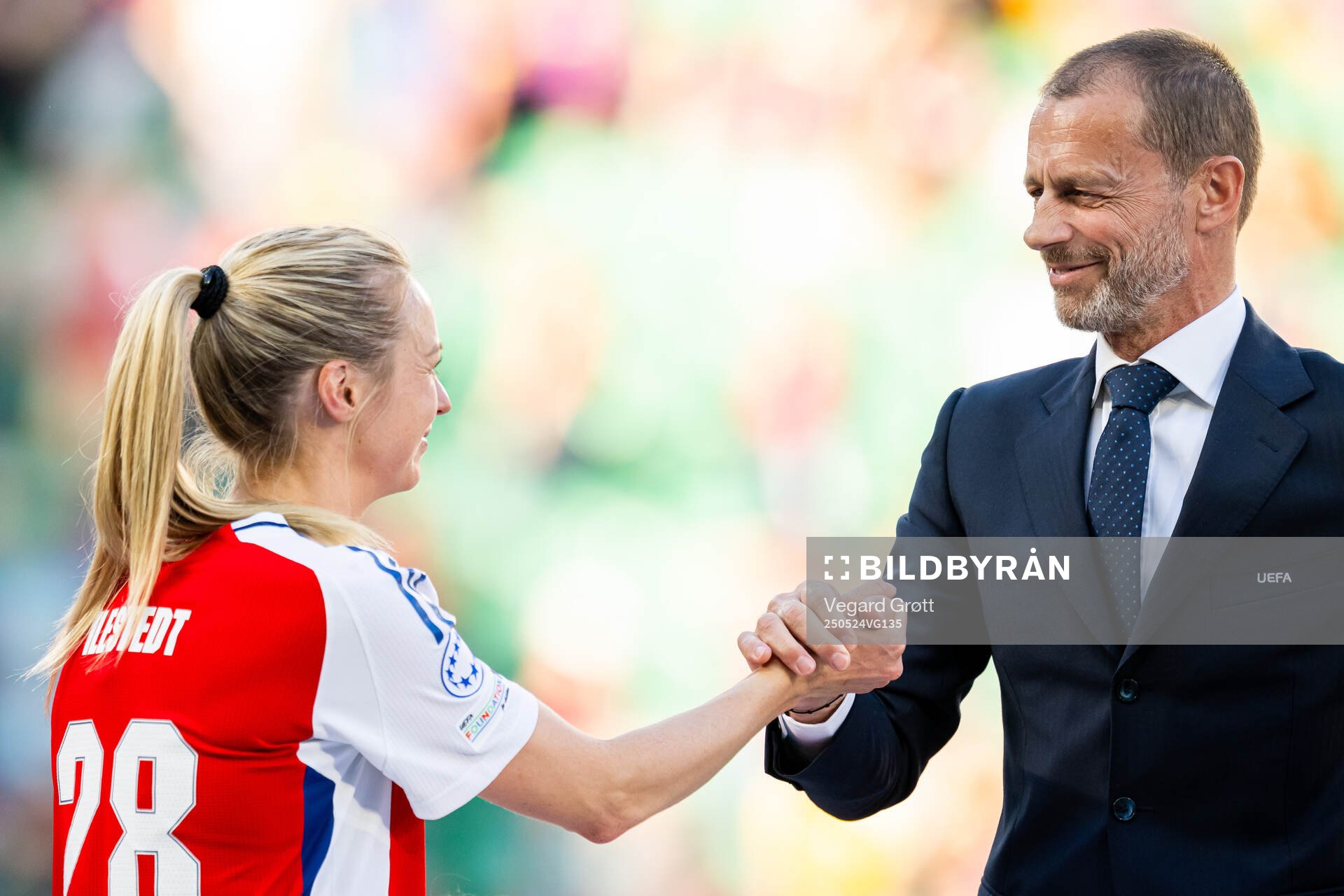 Amanda Ilestedt of Arsenal and UEFA President Aleksander Ceferin after the UEFA Women's Champions League final match between Arsenal and Barcelona on May 24, 2025 in Lisbon.