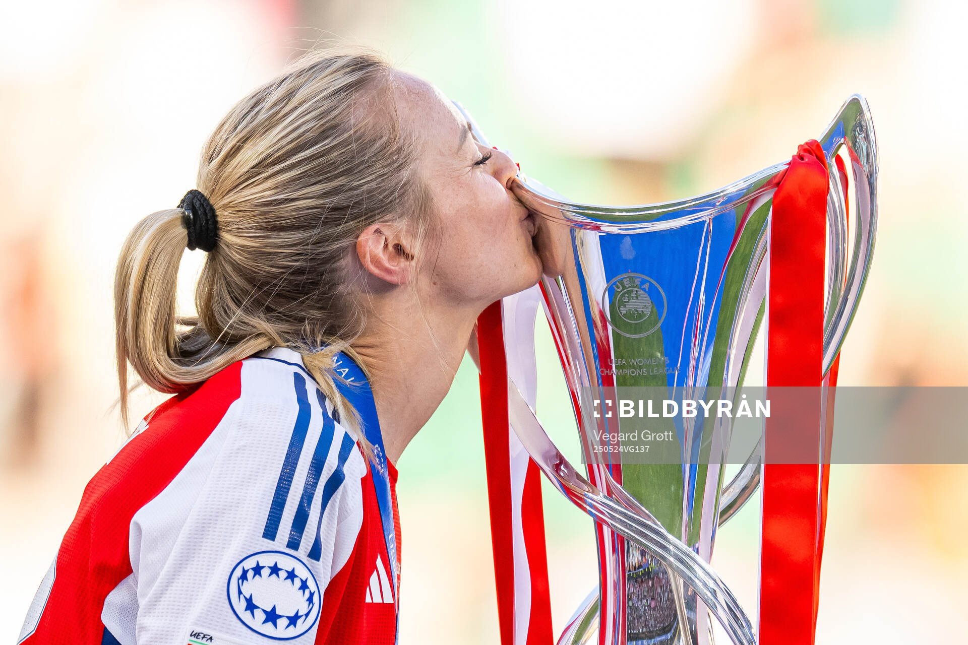 Amanda Ilestedt of Arsenal kisses the trophy