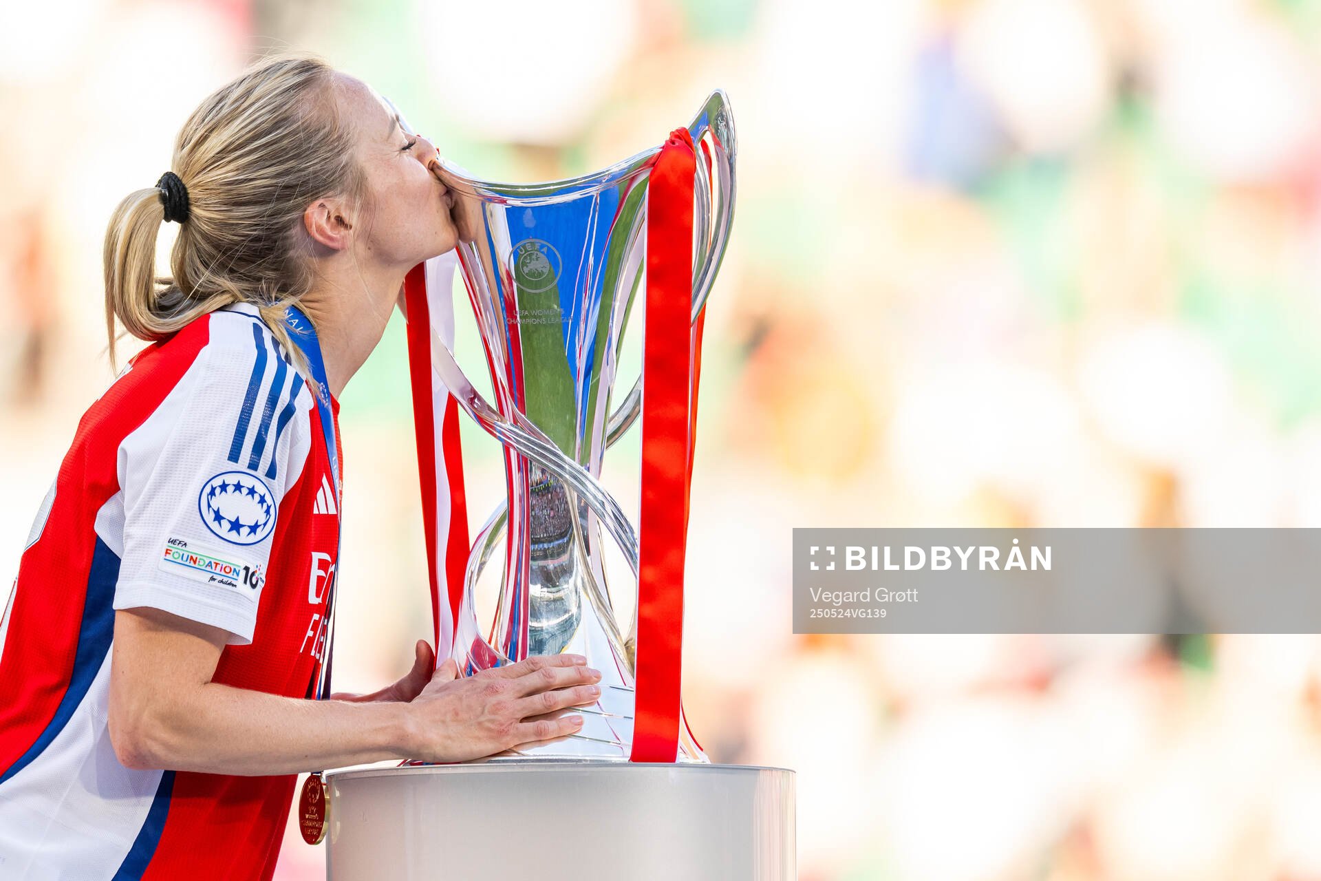 Amanda Ilestedt of Arsenal kisses the trophy after the UEFA Women's Champions League final match between Arsenal and Barcelona on May 24, 2025 in Lisbon.