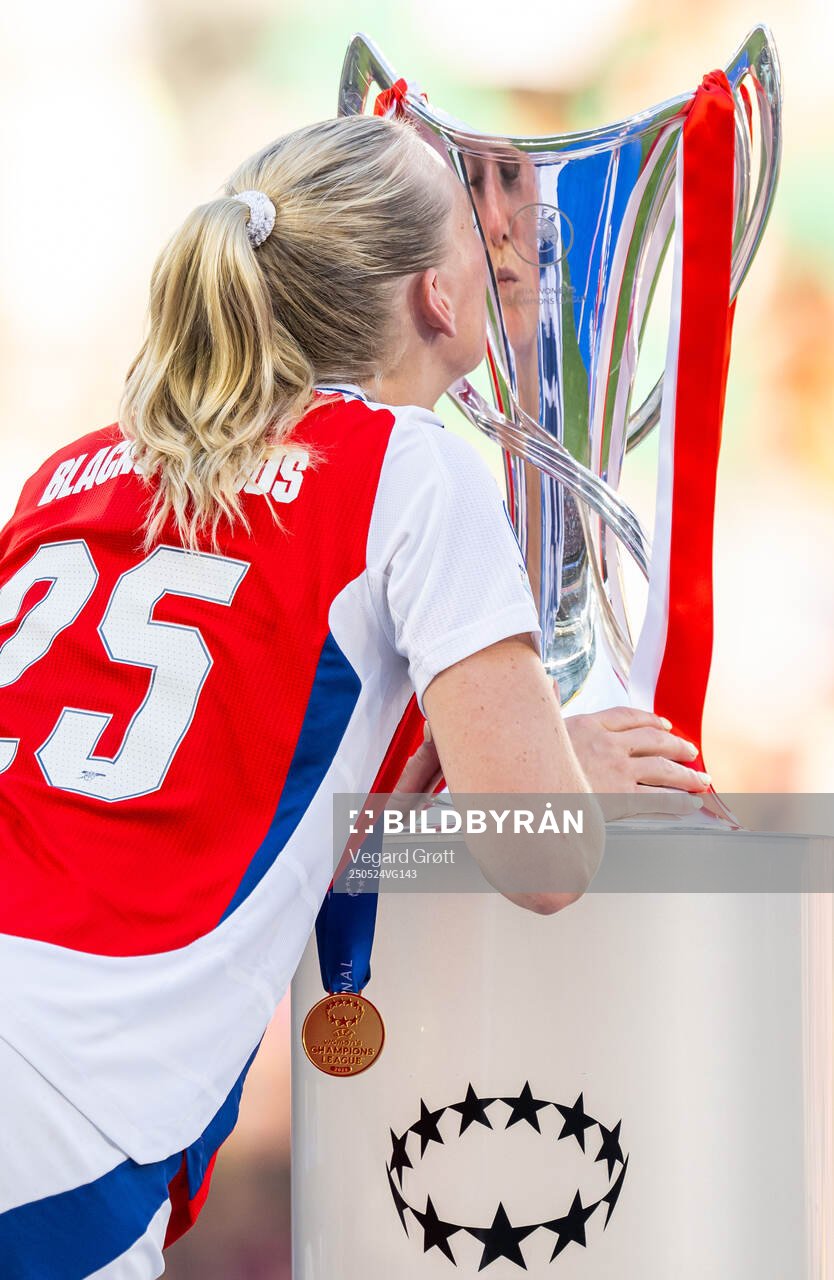 Stina Blackstenius of Arsenal kisses the trophy after the UEFA Women's Champions League final match between Arsenal and Barcelona on May 24, 2025 in Lisbon.