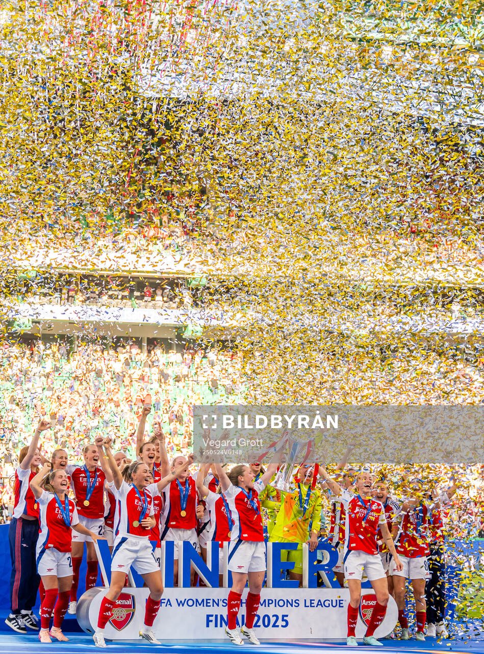 Amanda Ilestedt, Stina Blackstenius, Frida Maanum, Kim Little, Leah Williamson and players of Arsenal celebrate with the trophy after the UEFA Women's Champions League final match between Arsenal and Barcelona on May 24, 2025 in Lisbon.