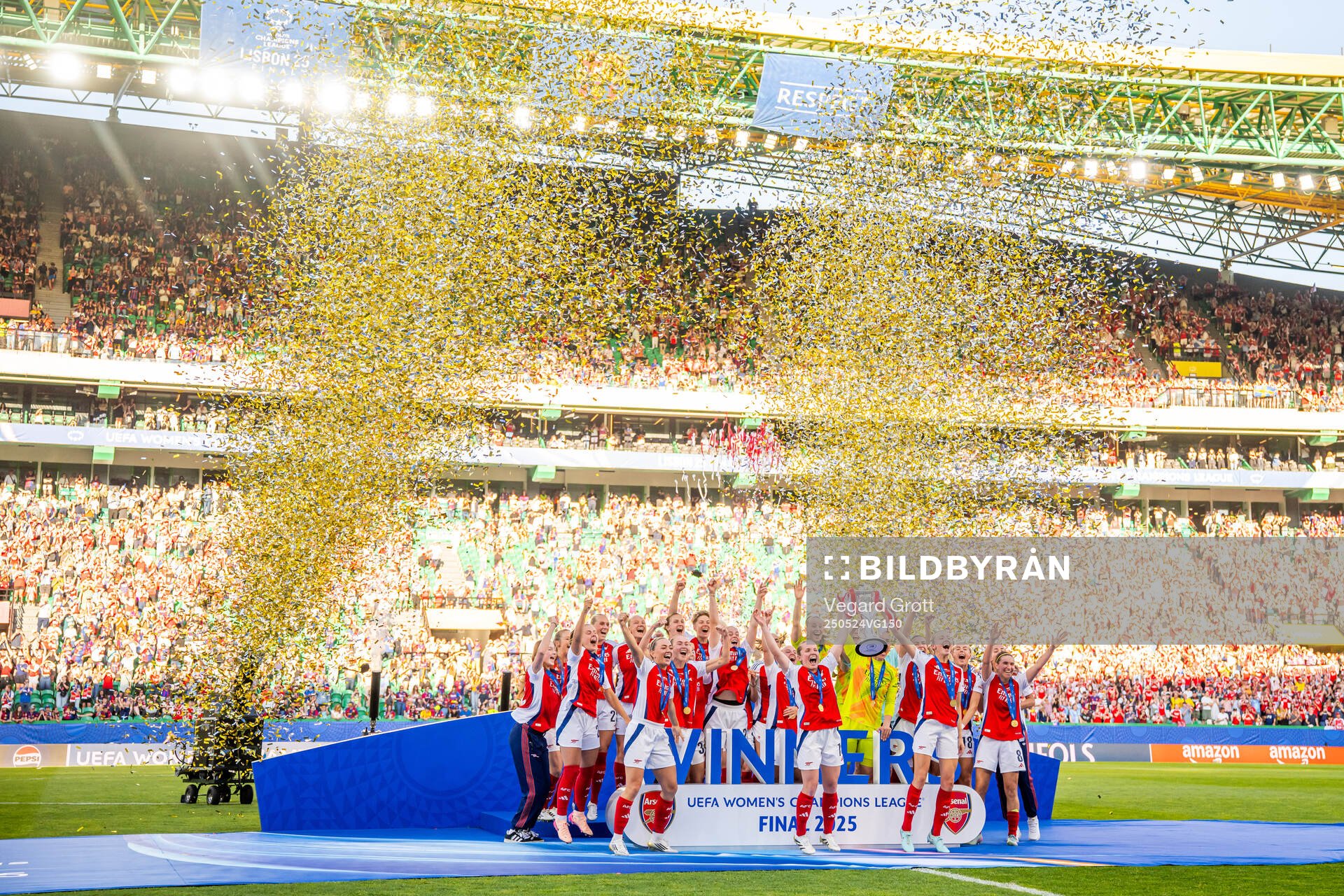 Stina Blackstenius, Frida Maanum, Lina Hurtig, Kim Little, Leah Williamson and players of Arsenal celebrate with the trophy after the UEFA Women's Champions League final match between Arsenal and Barcelona on May 24, 2025 in Lisbon.