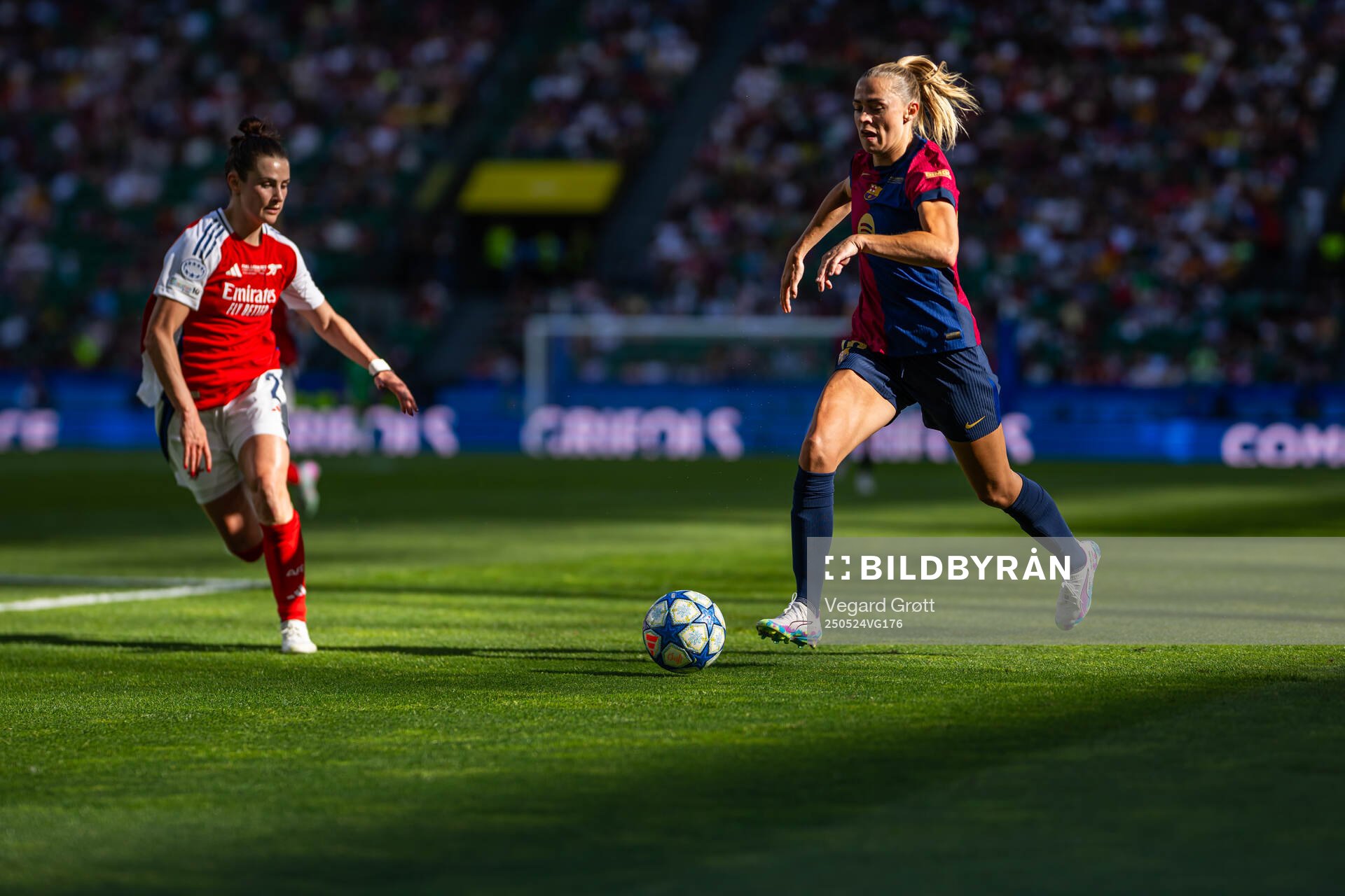 Emily Fox of Arsenal and Fridolina Rolfö of Barcelona during the UEFA Women's Champions League final match between Arsenal and Barcelona on May 24, 2025 in Lisbon.
