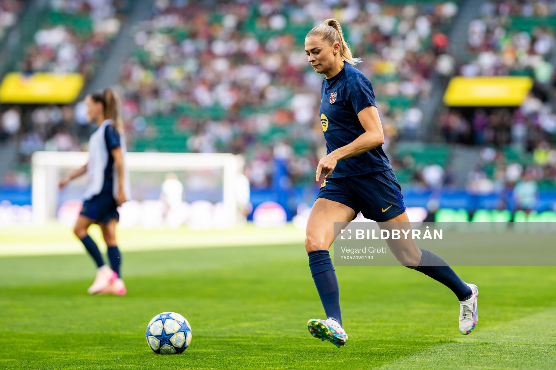 Fridolina Rolfö of Barcelona warms up
