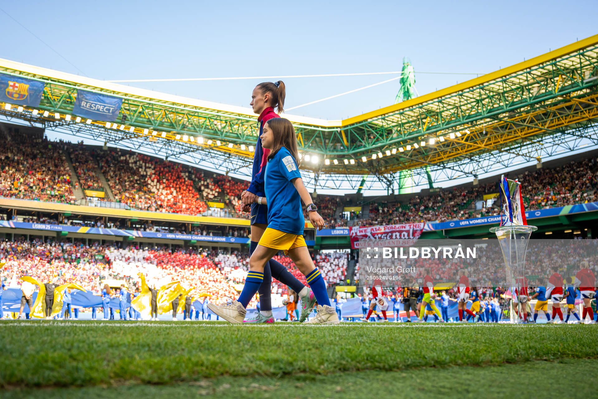 Caroline Graham Hansen of Barcelona enters the pitch