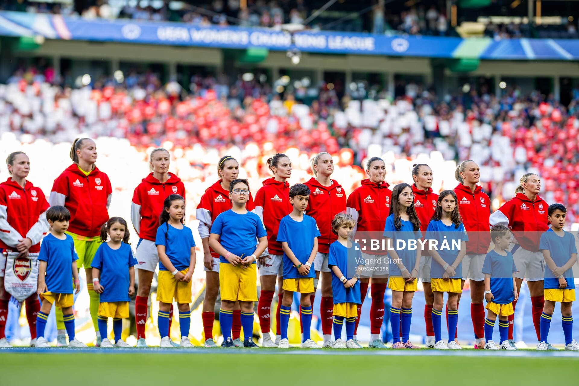 Frida Maanum and players of Arsenal line up